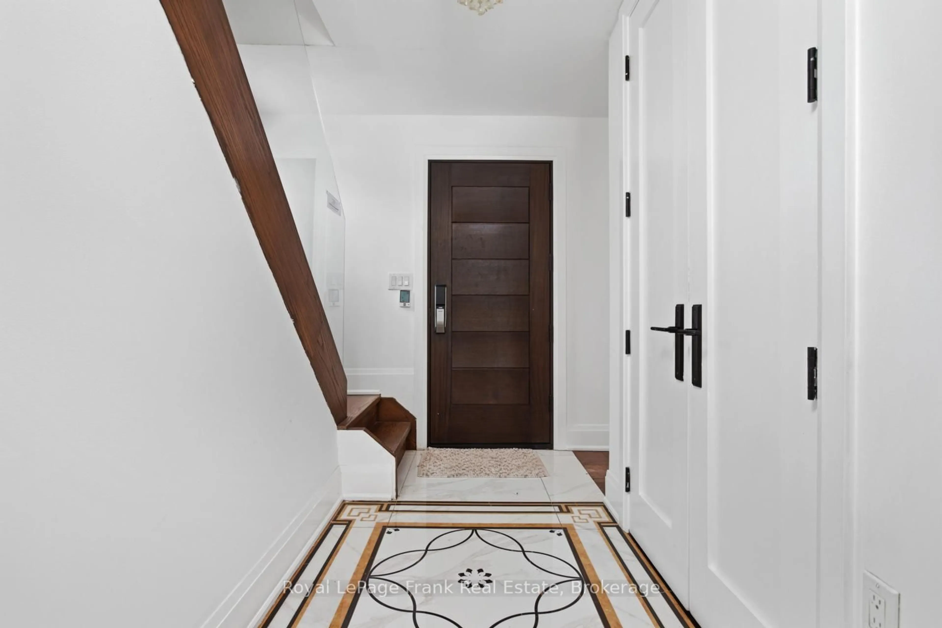 Indoor foyer for 3531 Simcoe St, Oshawa Ontario L1H 7K4