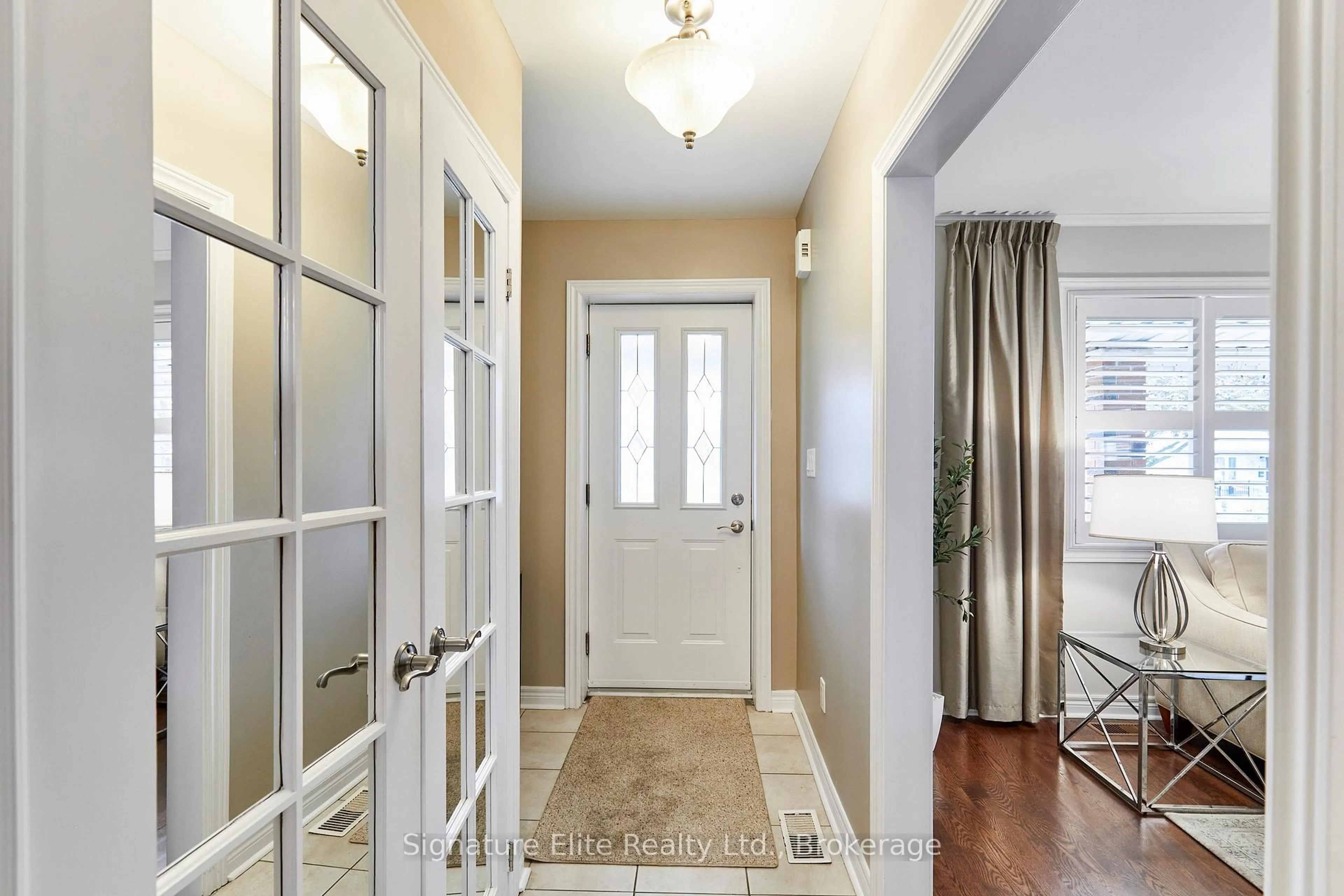 Indoor entryway for 10 Bardwell Cres, Toronto Ontario M1R 1C9