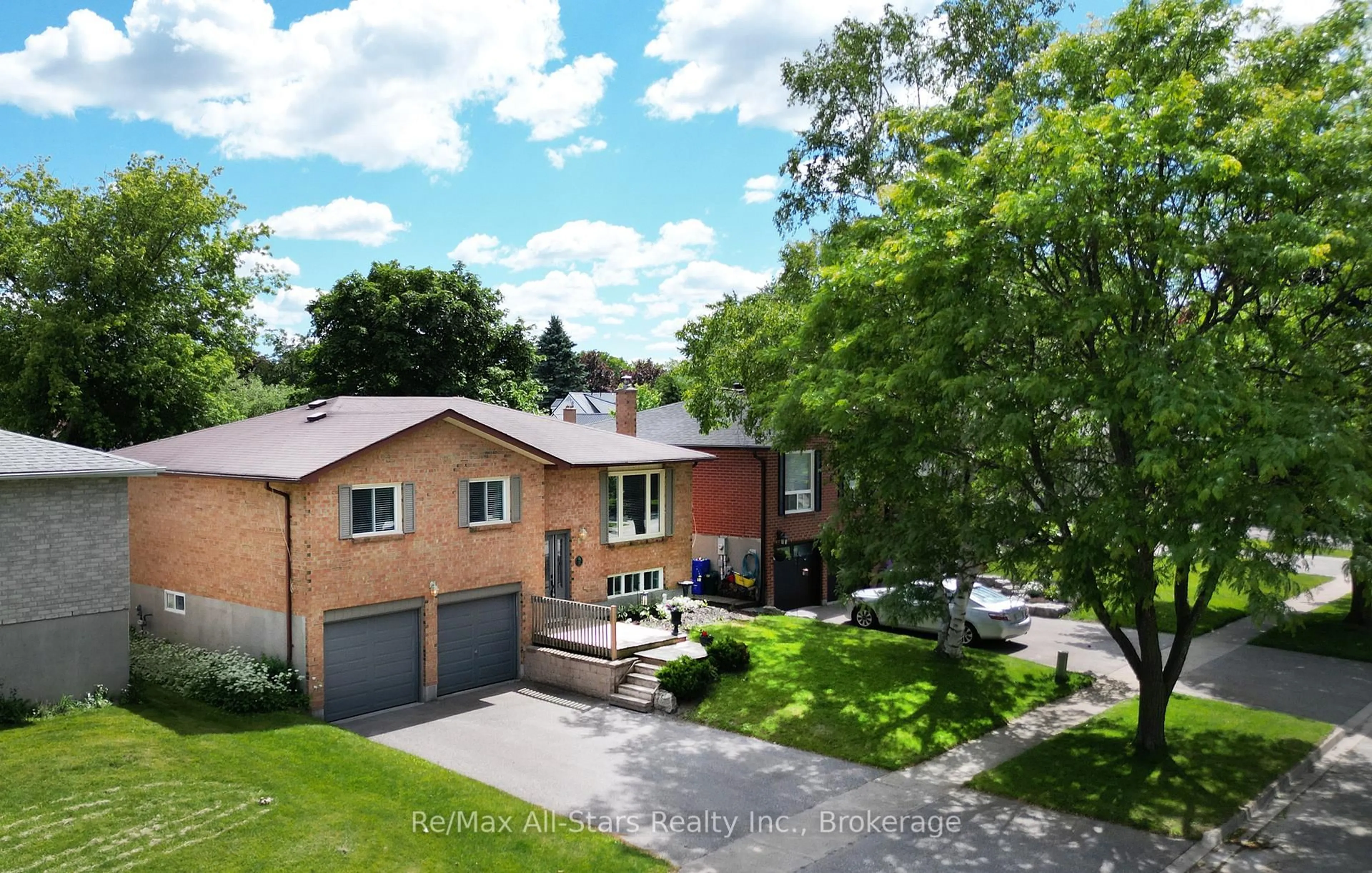A pic from outside/outdoor area/front of a property/back of a property/a pic from drone, unknown for 39 Applewood Cres, Scugog Ontario L9L 1G7