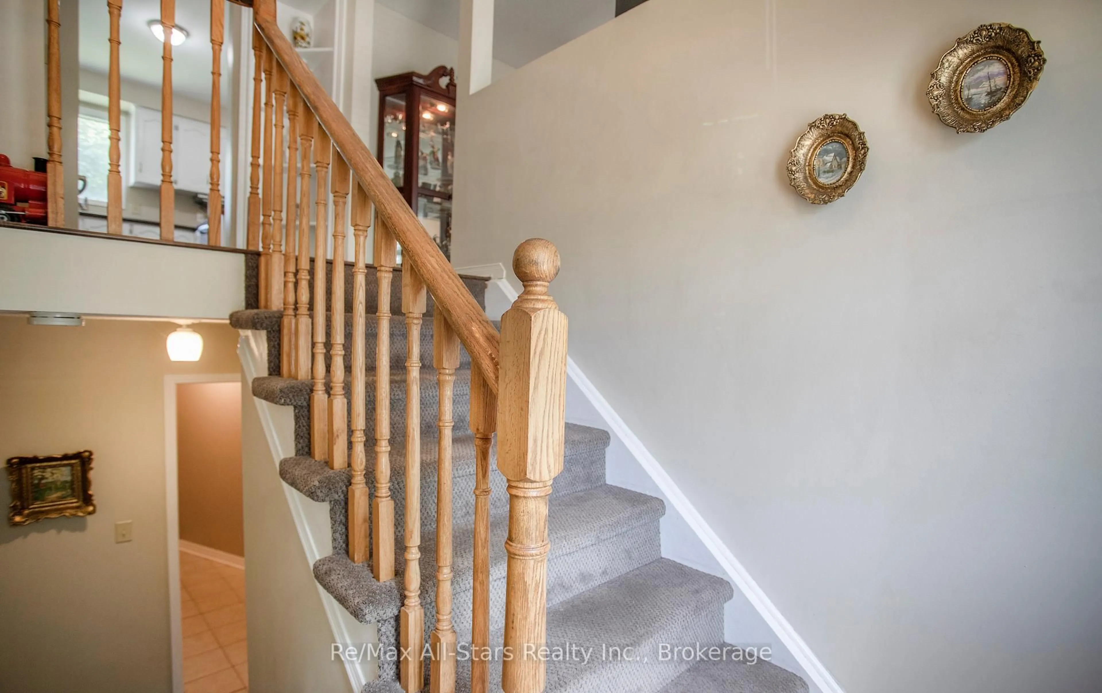 Stairs for 39 Applewood Cres, Scugog Ontario L9L 1G7