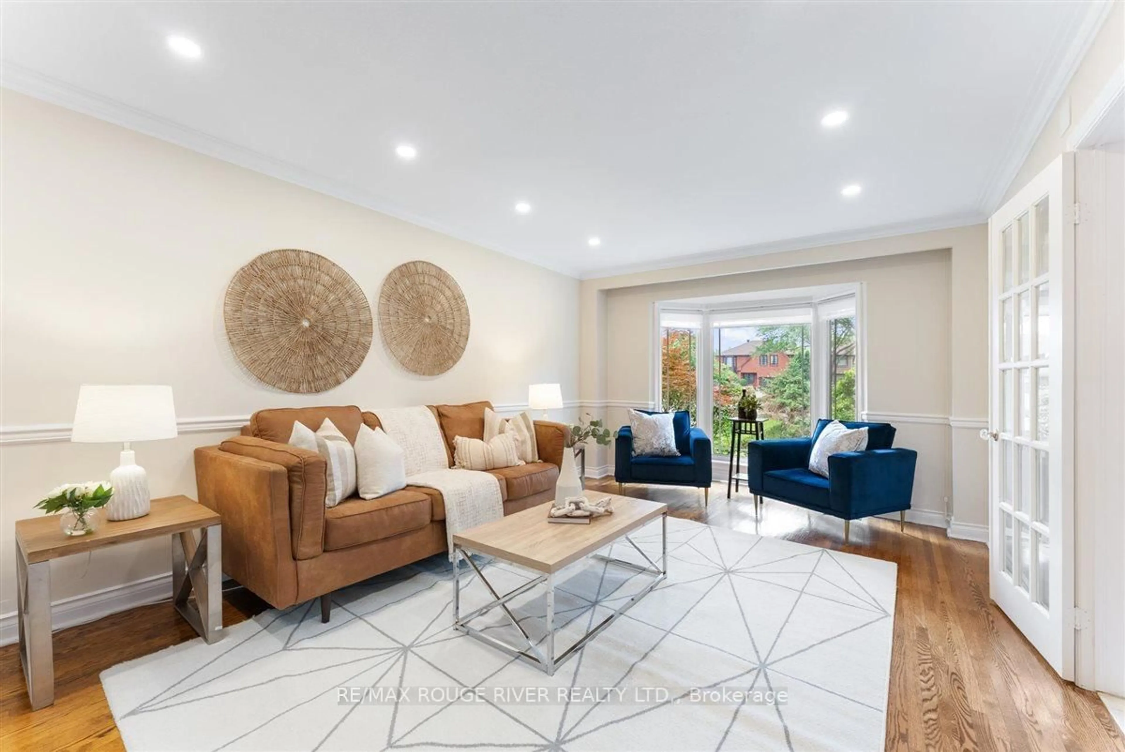 Living room with furniture, ceramic/tile floor for 29 Winding Crt, Toronto Ontario M1C 4X6