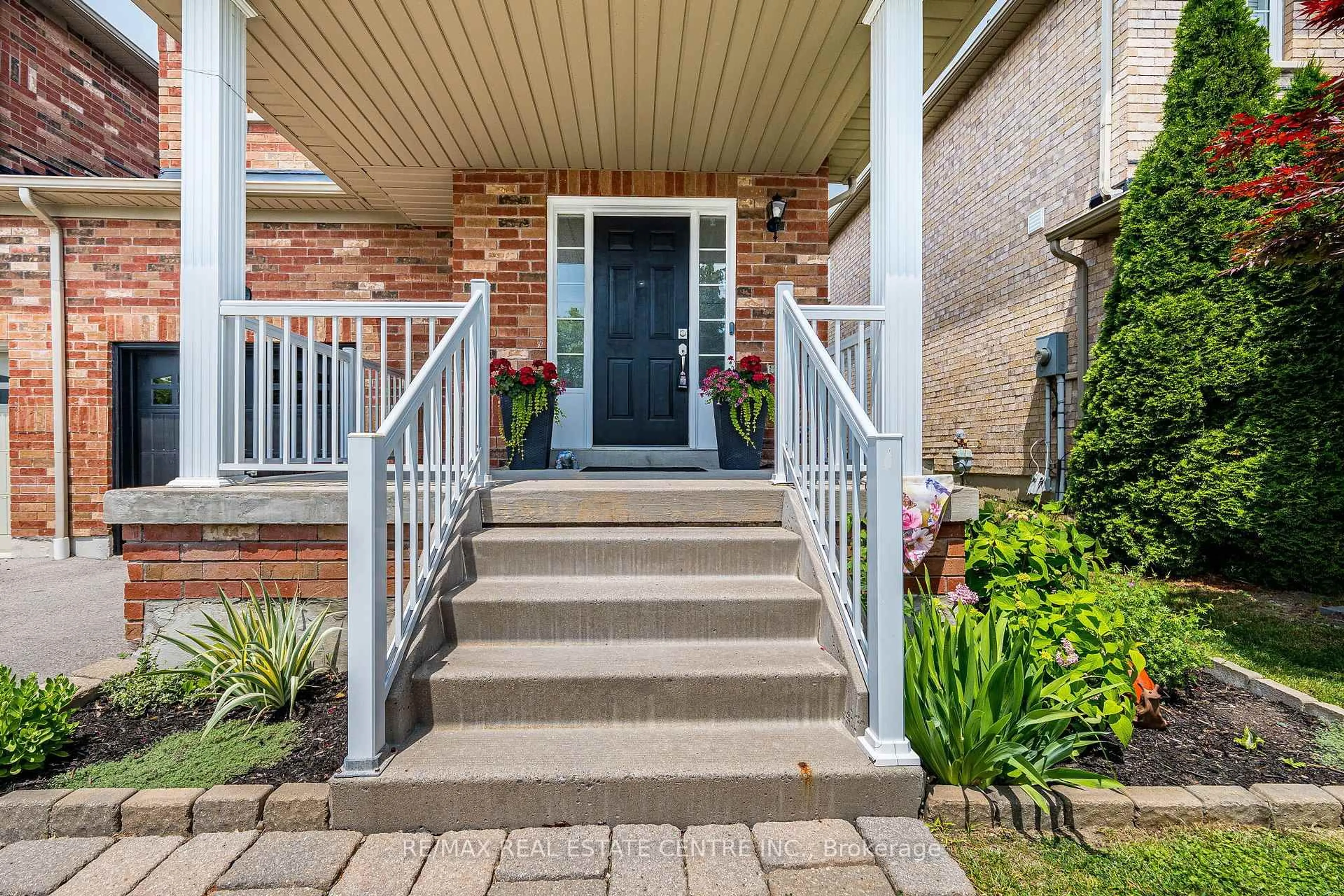Indoor entryway for 130 Fencerow Dr, Whitby Ontario L1R 3N4