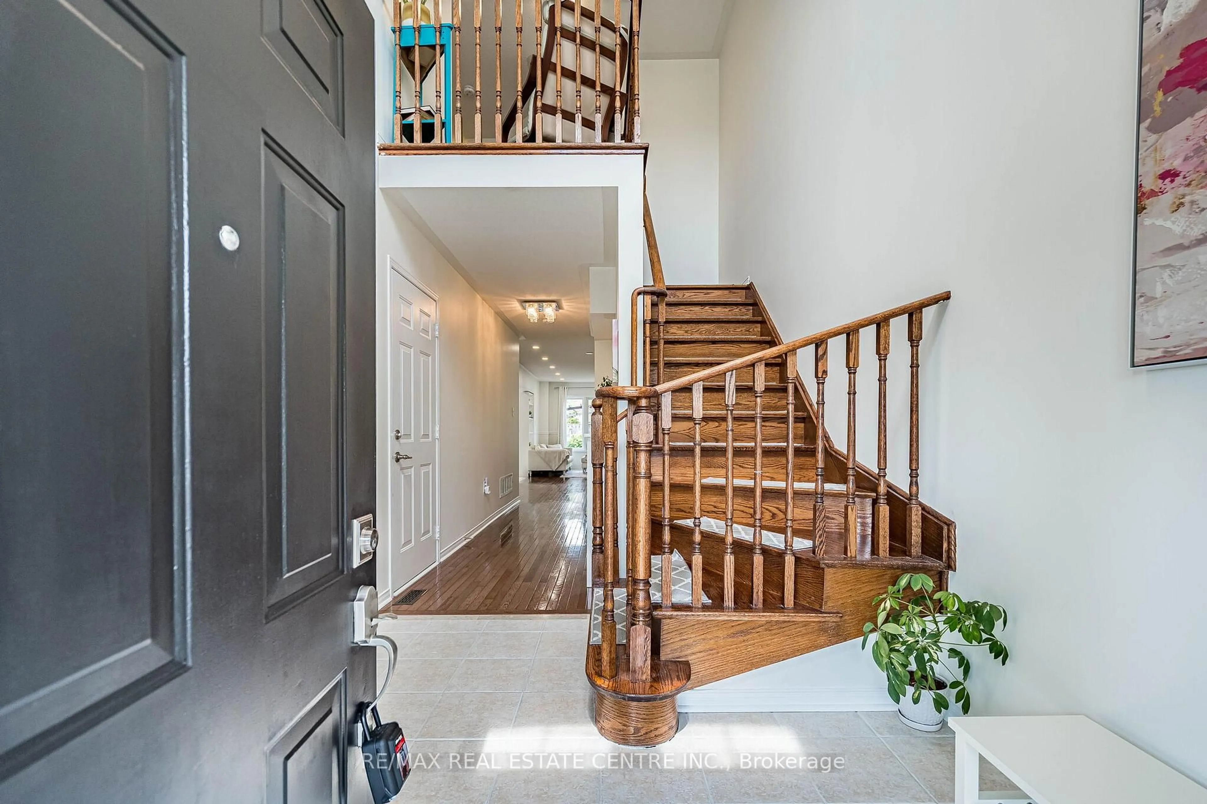 Indoor entryway for 130 Fencerow Dr, Whitby Ontario L1R 3N4