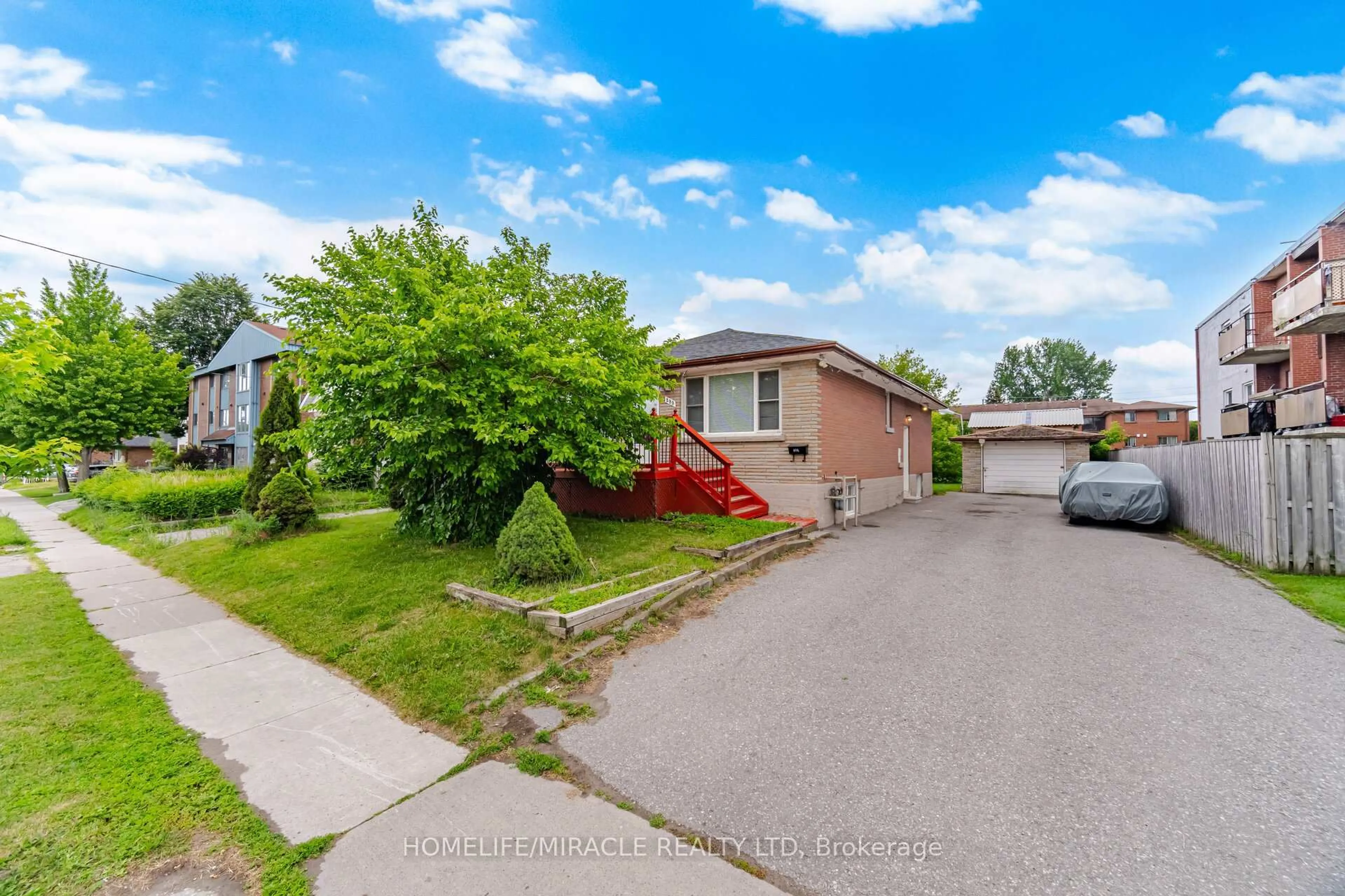 A pic from outside/outdoor area/front of a property/back of a property/a pic from drone, street for 283 Cordova Rd, Oshawa Ontario L1J 1P1