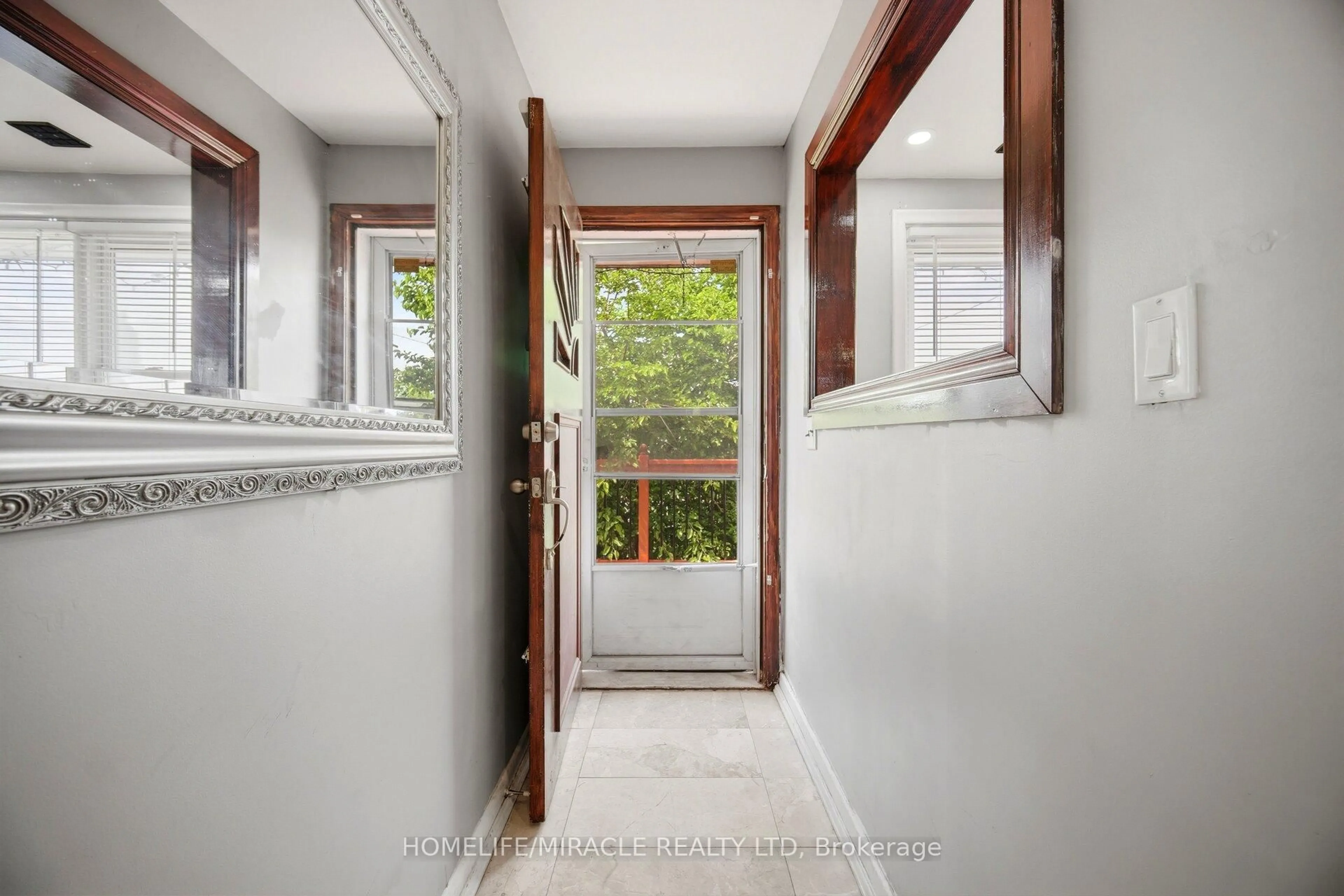 Indoor foyer for 283 Cordova Rd, Oshawa Ontario L1J 1P1