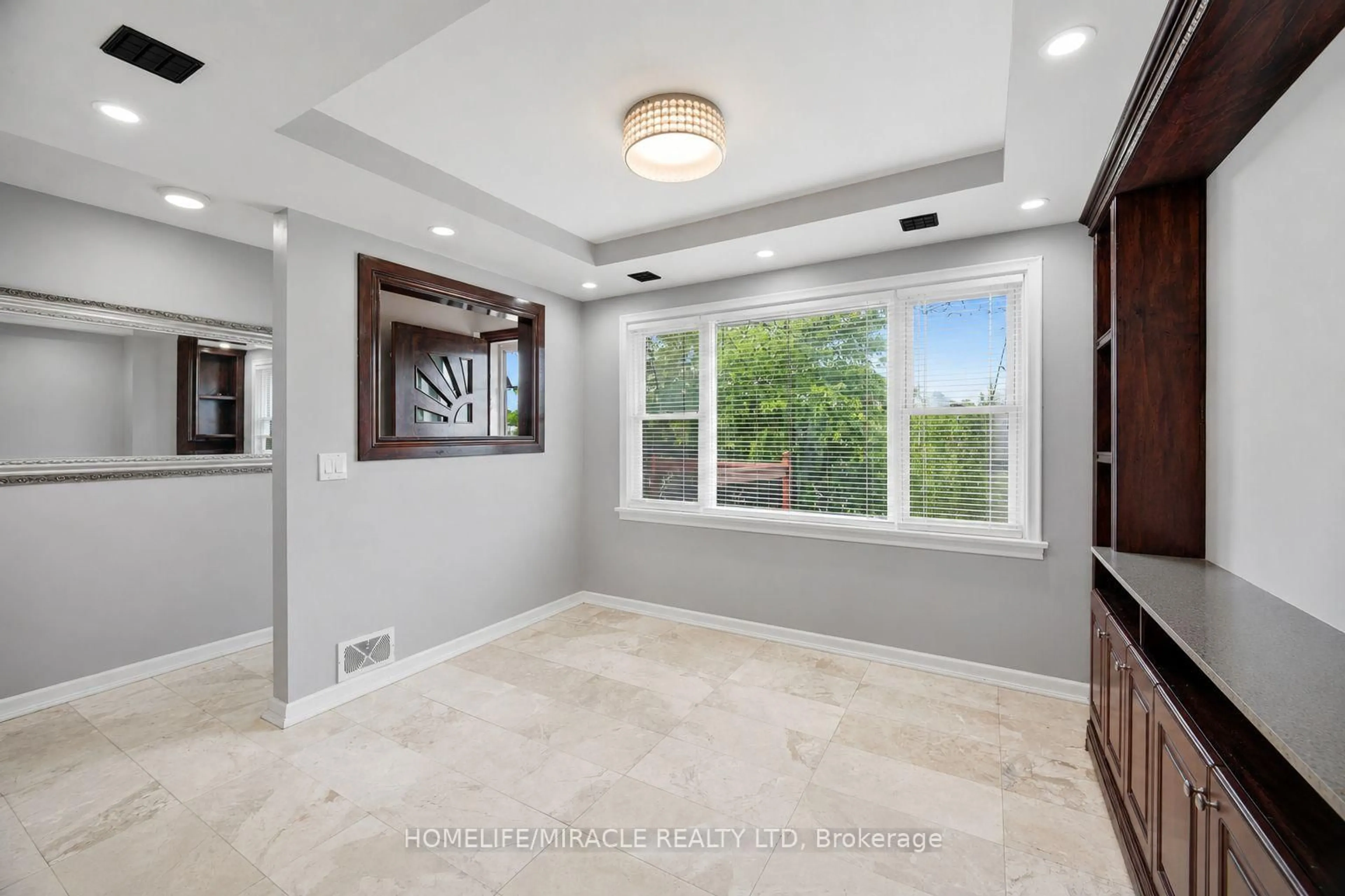 Indoor entryway for 283 Cordova Rd, Oshawa Ontario L1J 1P1
