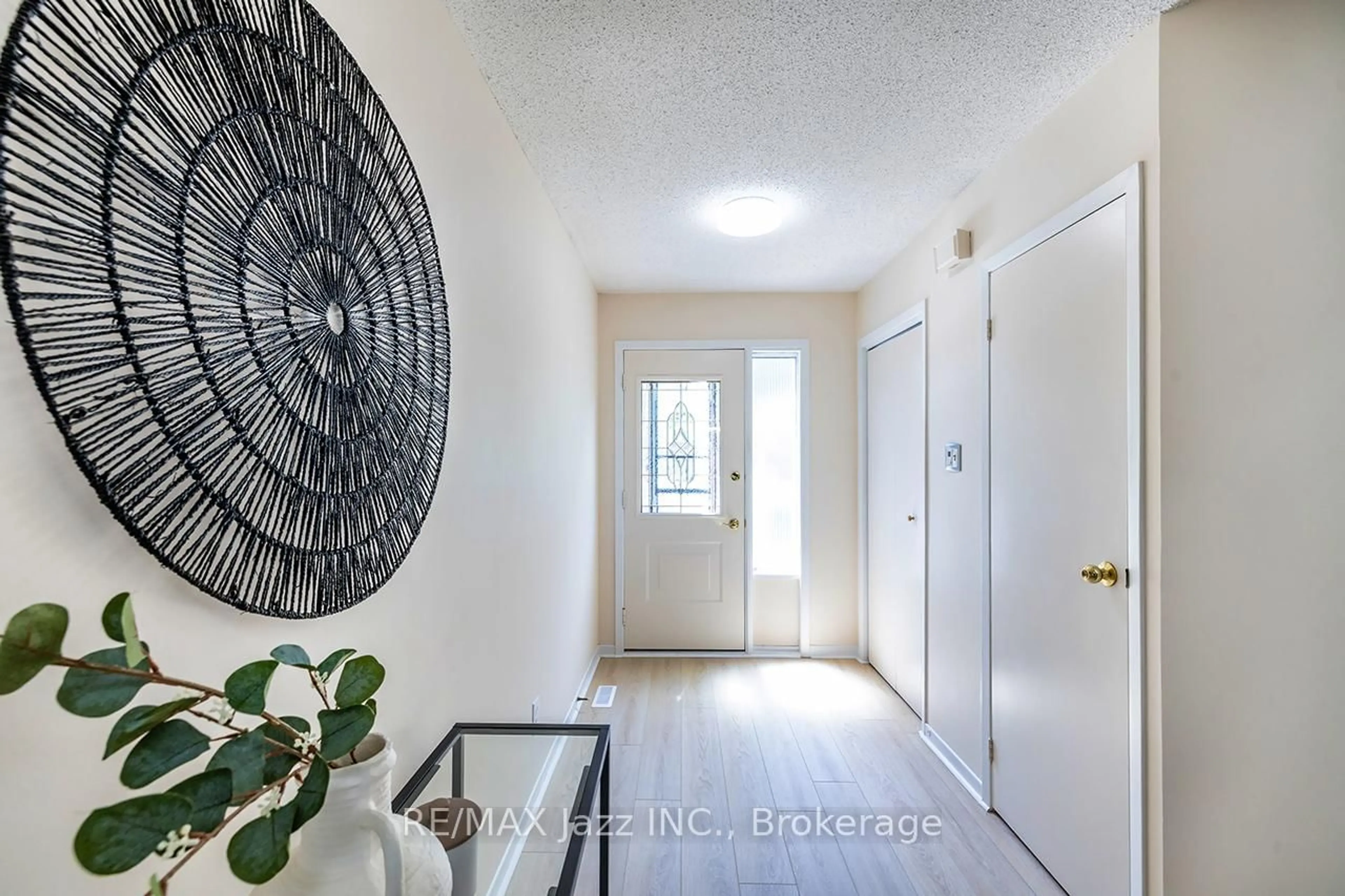 Indoor entryway for 759 Cobblers Crt, Pickering Ontario L1V 3S2