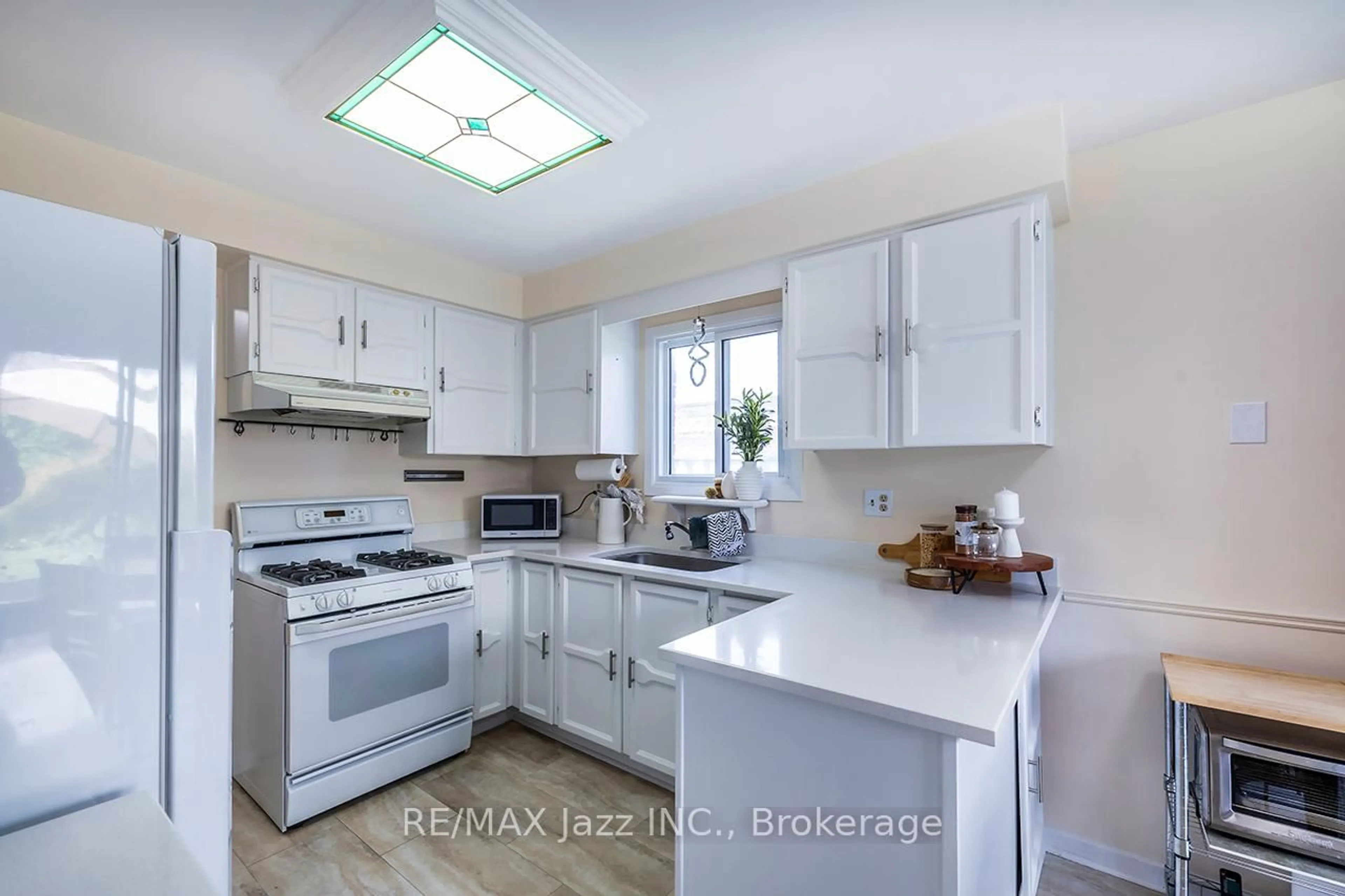 Standard kitchen, ceramic/tile floor for 759 Cobblers Crt, Pickering Ontario L1V 3S2