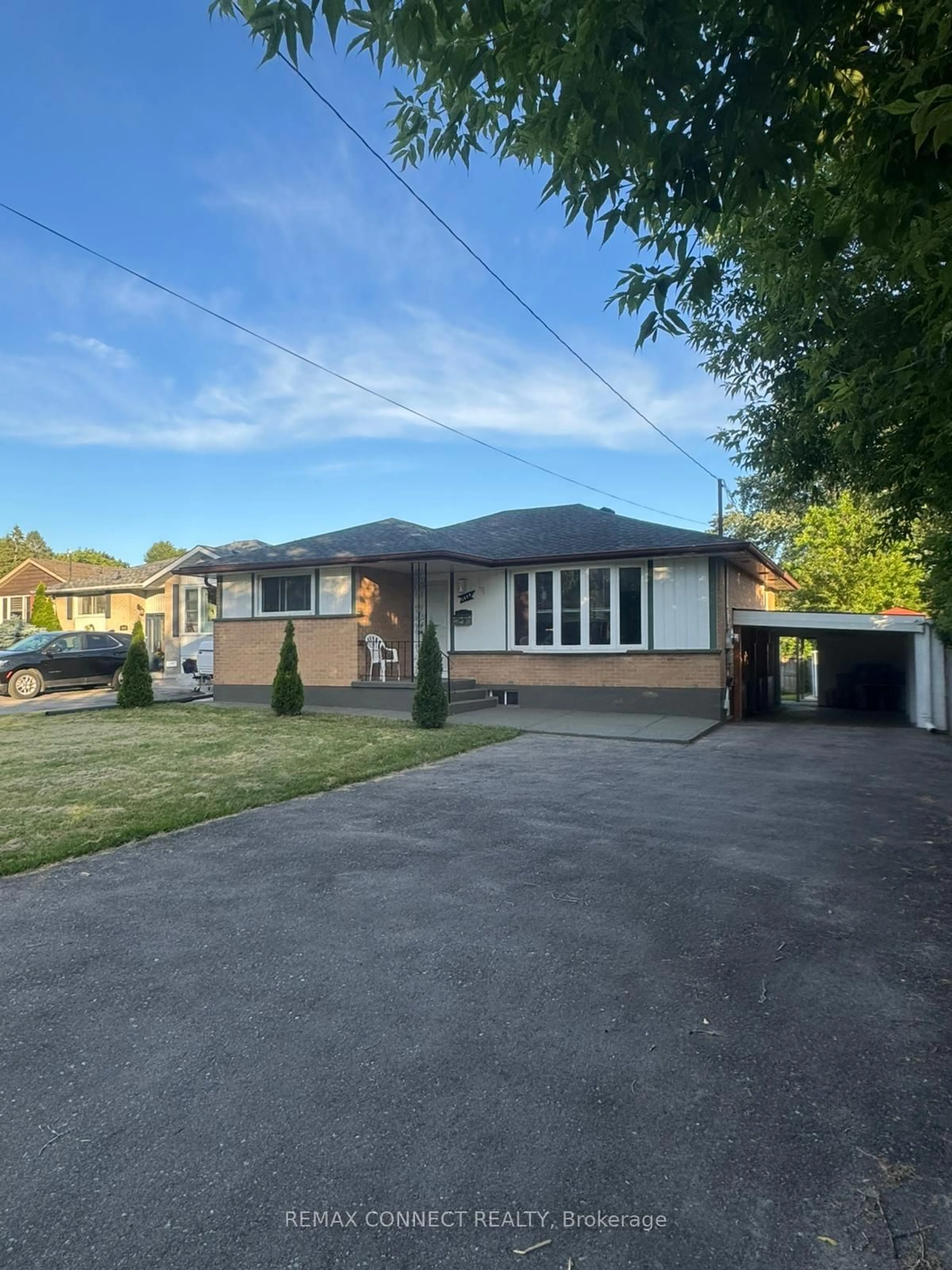 A pic from outside/outdoor area/front of a property/back of a property/a pic from drone, street for 1039 Willowdale Ave, Oshawa Ontario L1H 1W7