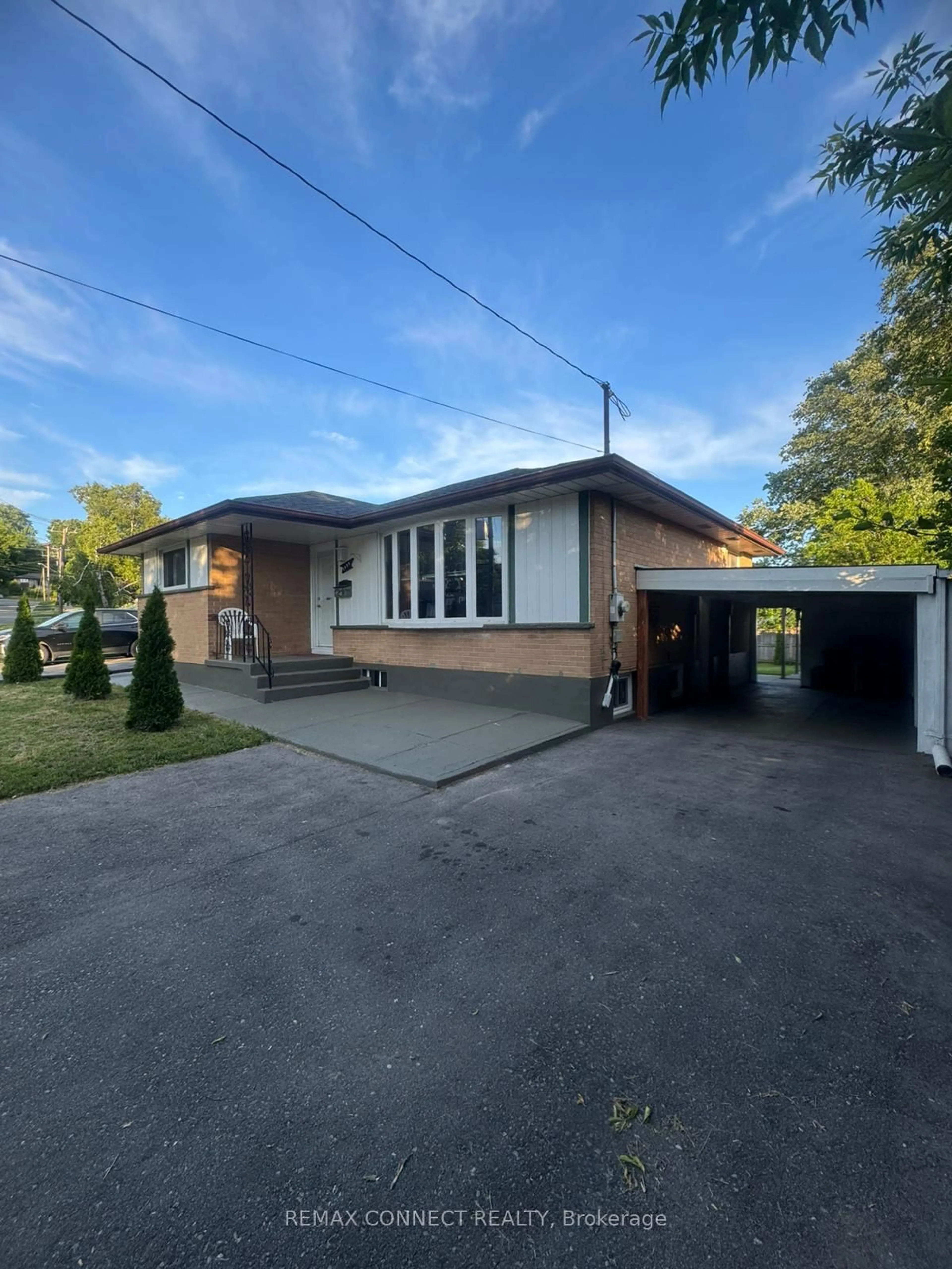 A pic from outside/outdoor area/front of a property/back of a property/a pic from drone, street for 1039 Willowdale Ave, Oshawa Ontario L1H 1W7