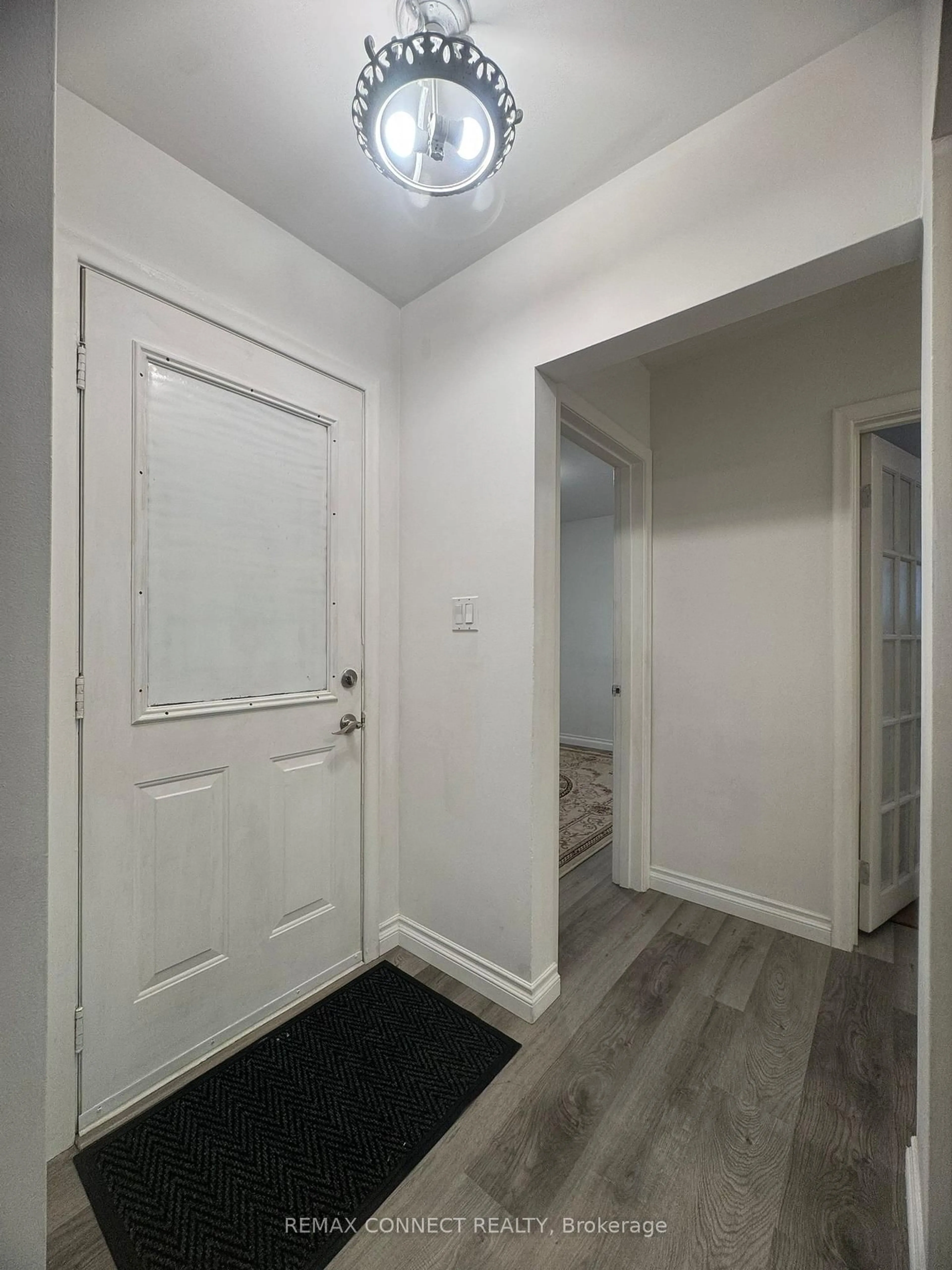 Indoor entryway for 1039 Willowdale Ave, Oshawa Ontario L1H 1W7