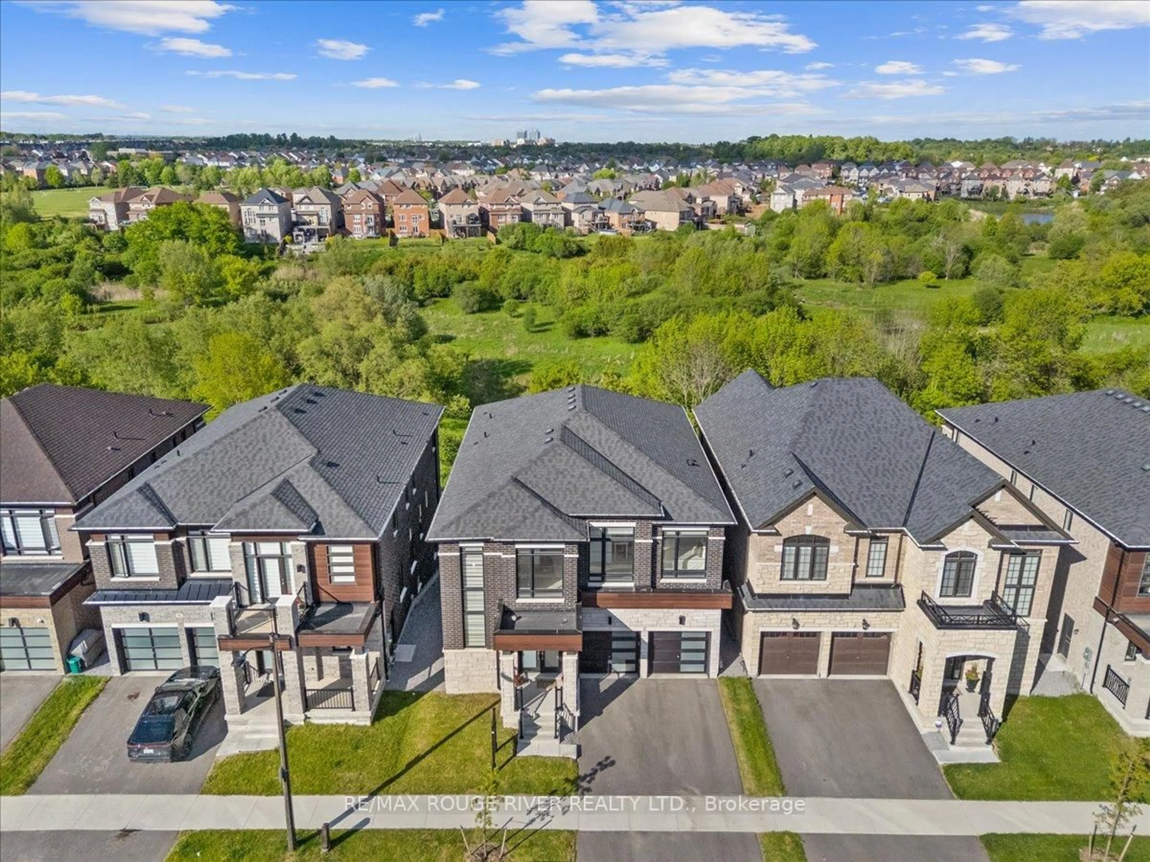 A pic from outside/outdoor area/front of a property/back of a property/a pic from drone, street for 39 Armilia Pl, Whitby Ontario L1P 0P8