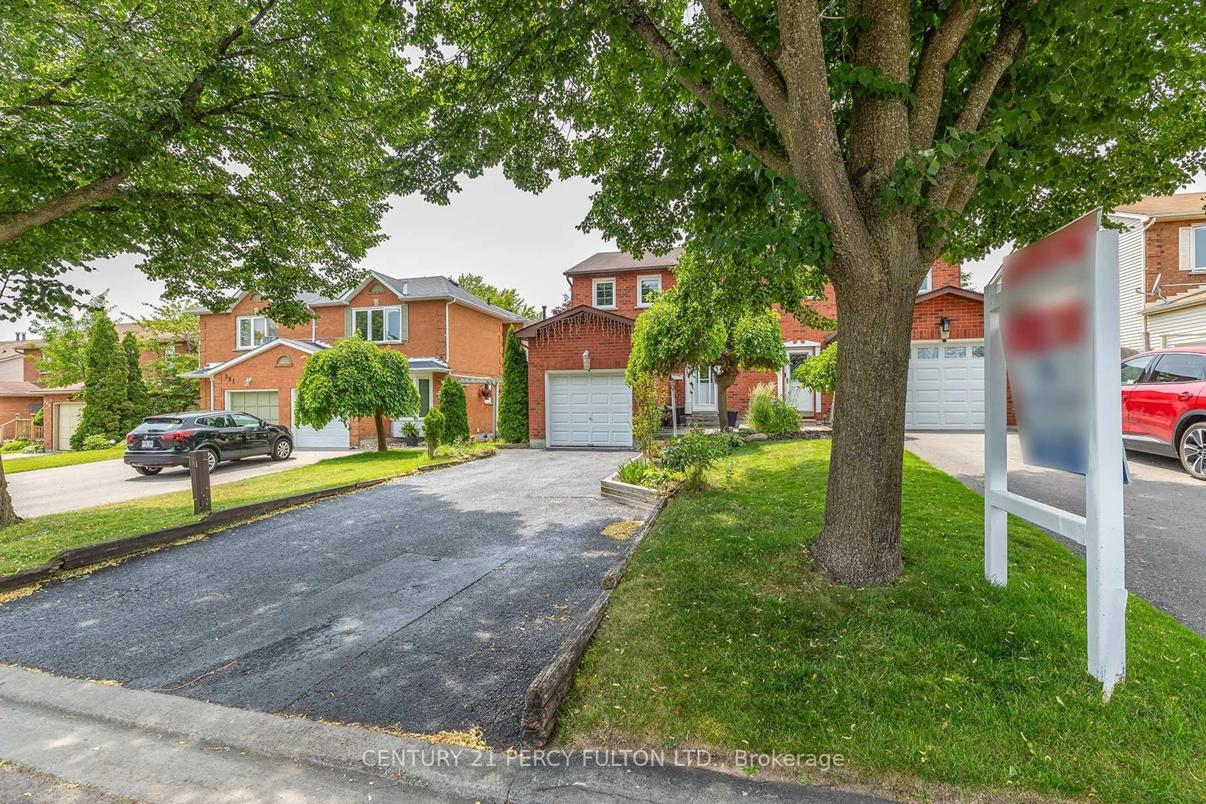 A pic from outside/outdoor area/front of a property/back of a property/a pic from drone, street for 557 Cobblehill Dr, Oshawa Ontario L1K 1Y6