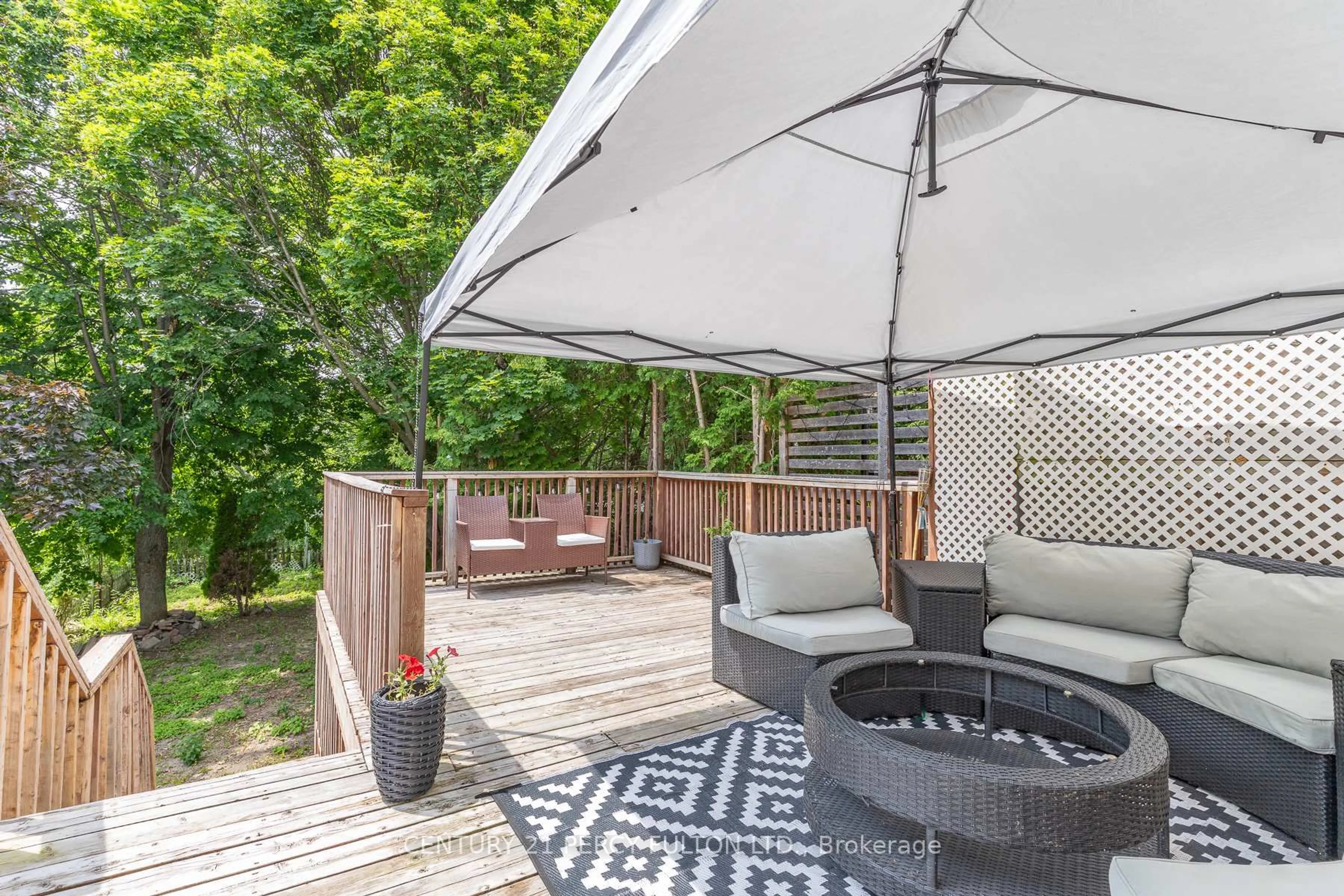 Patio, street for 557 Cobblehill Dr, Oshawa Ontario L1K 1Y6