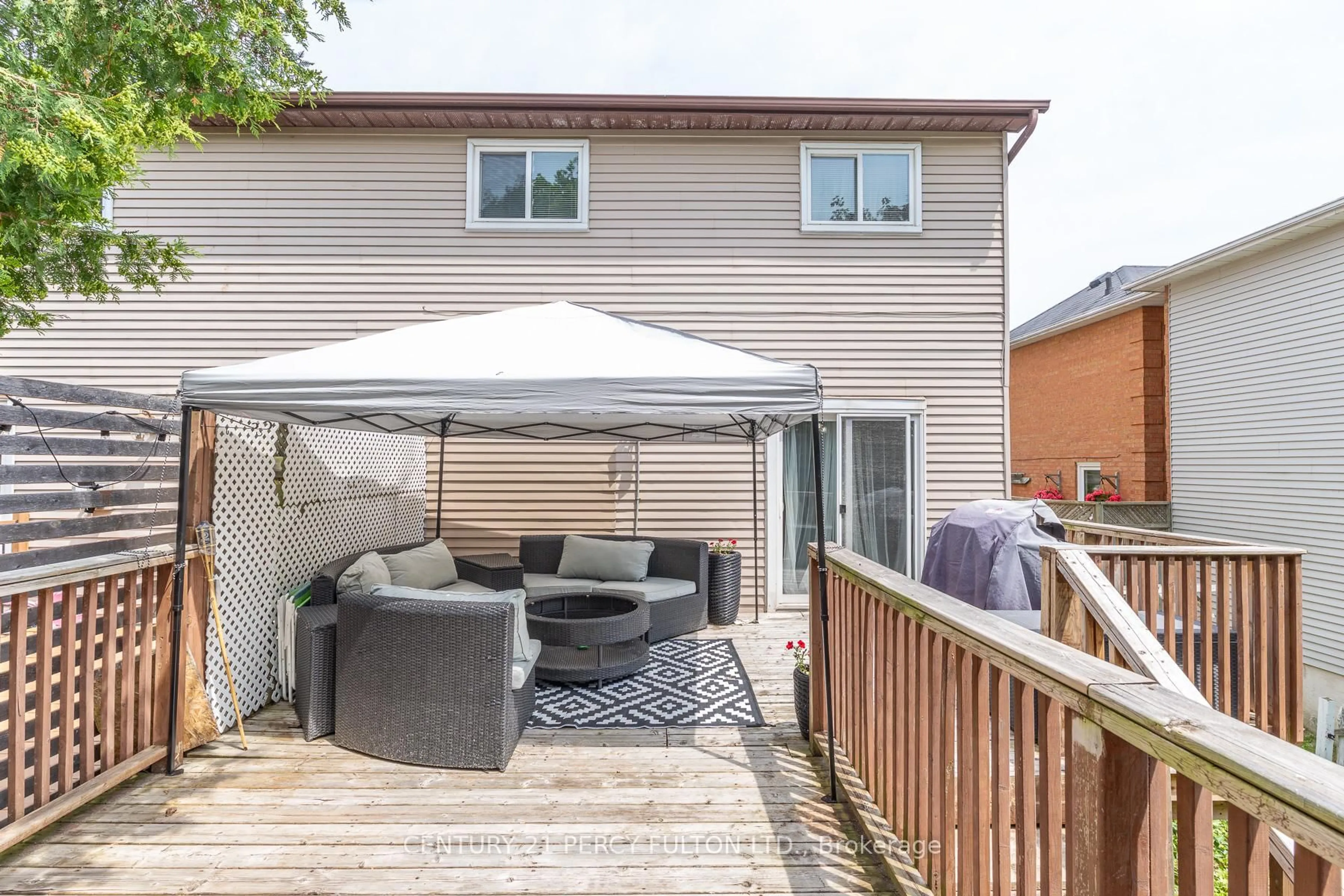Patio, street for 557 Cobblehill Dr, Oshawa Ontario L1K 1Y6