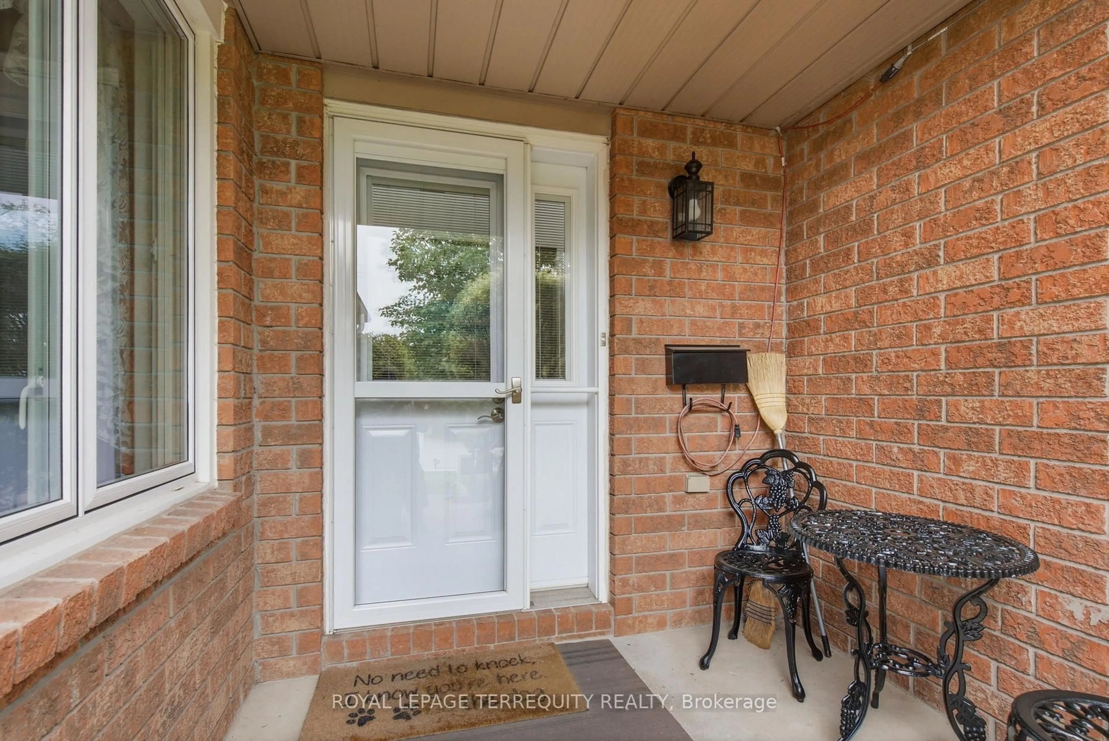 Indoor entryway for 1765 Dufferin St, Whitby Ontario L1N 1B5