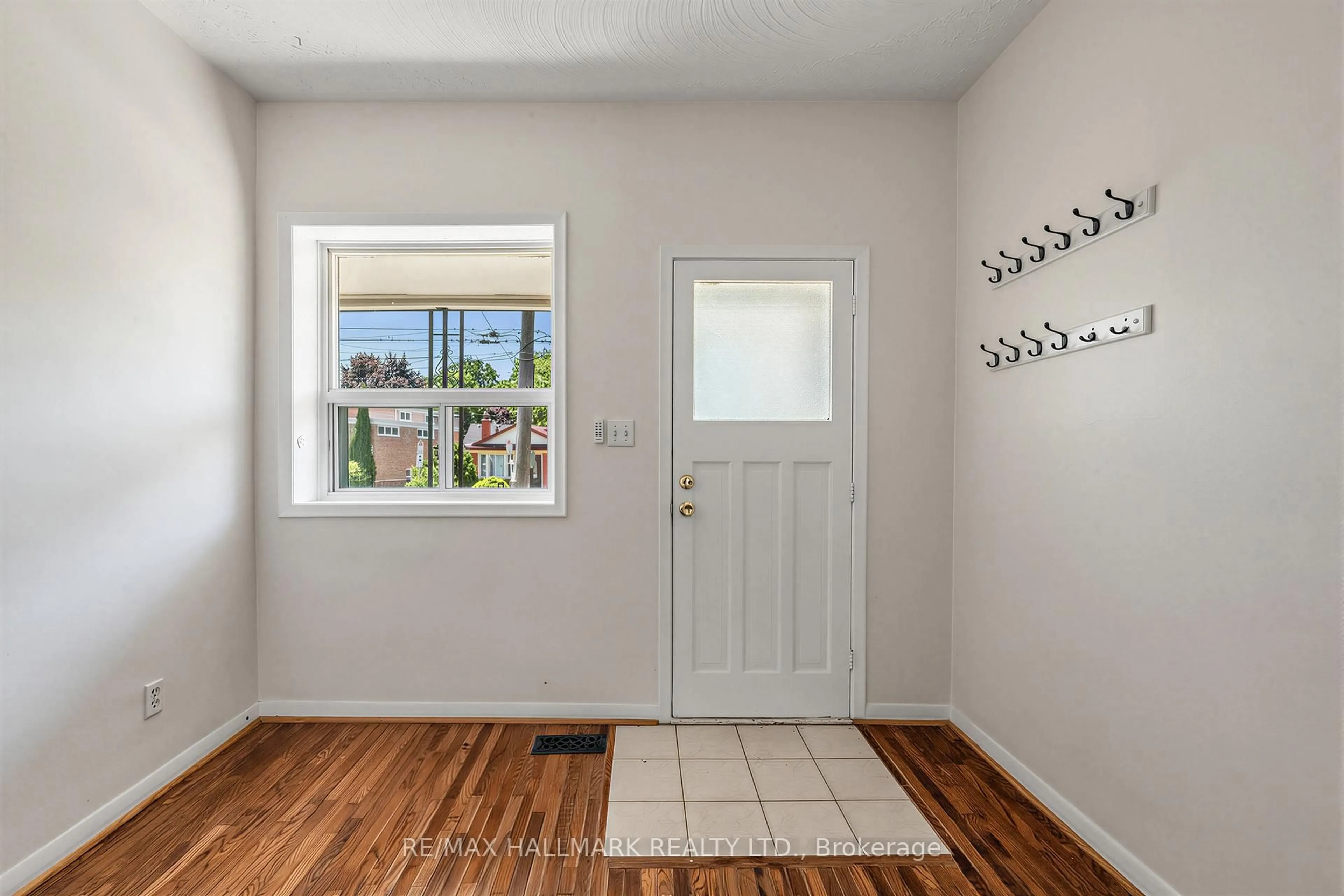 Indoor entryway for 970 Cosburn Ave, Toronto Ontario M4C 2W9