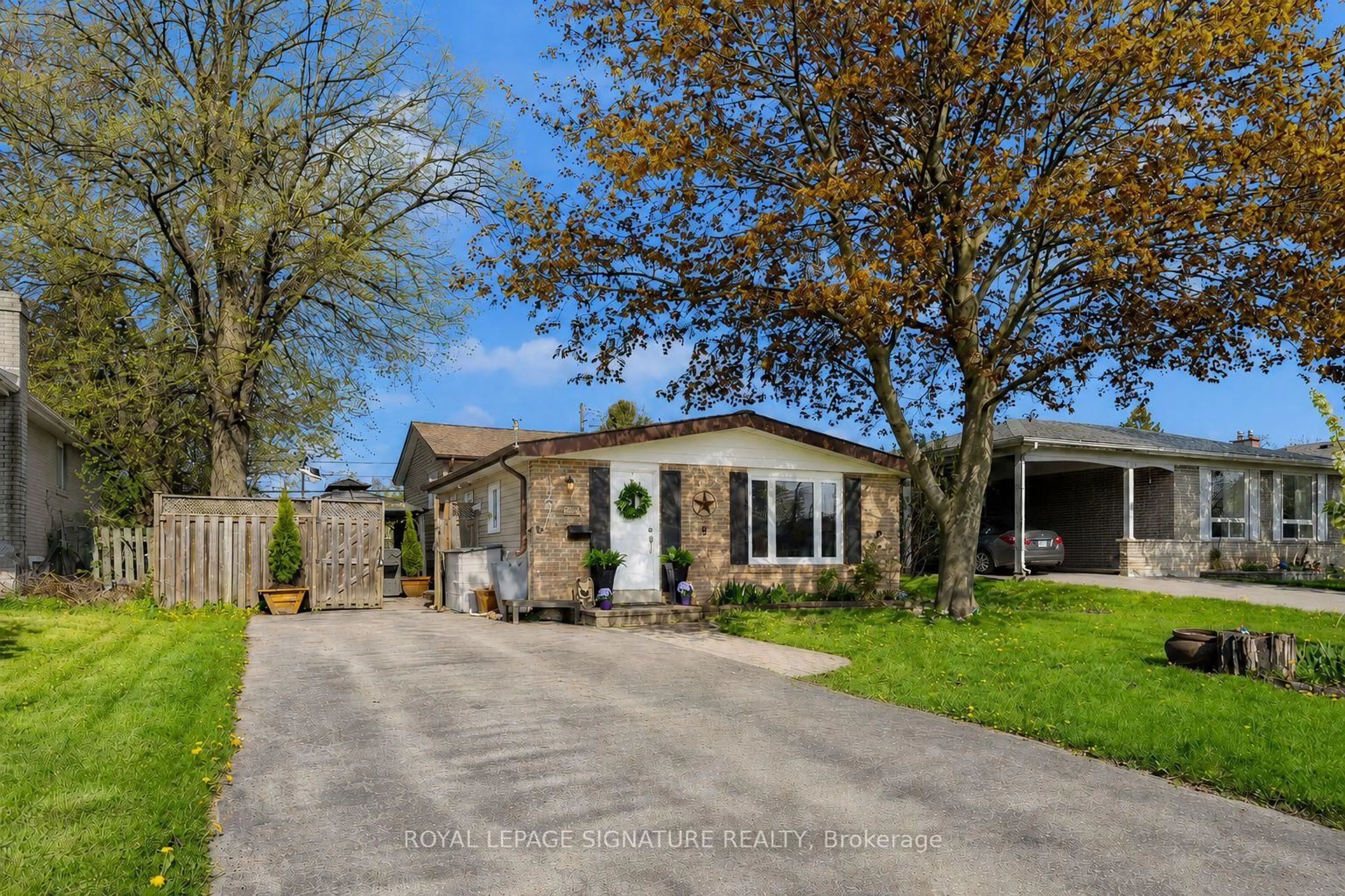 A pic from outside/outdoor area/front of a property/back of a property/a pic from drone, street for 821 Krosno Blvd, Pickering Ontario L1W 1G7