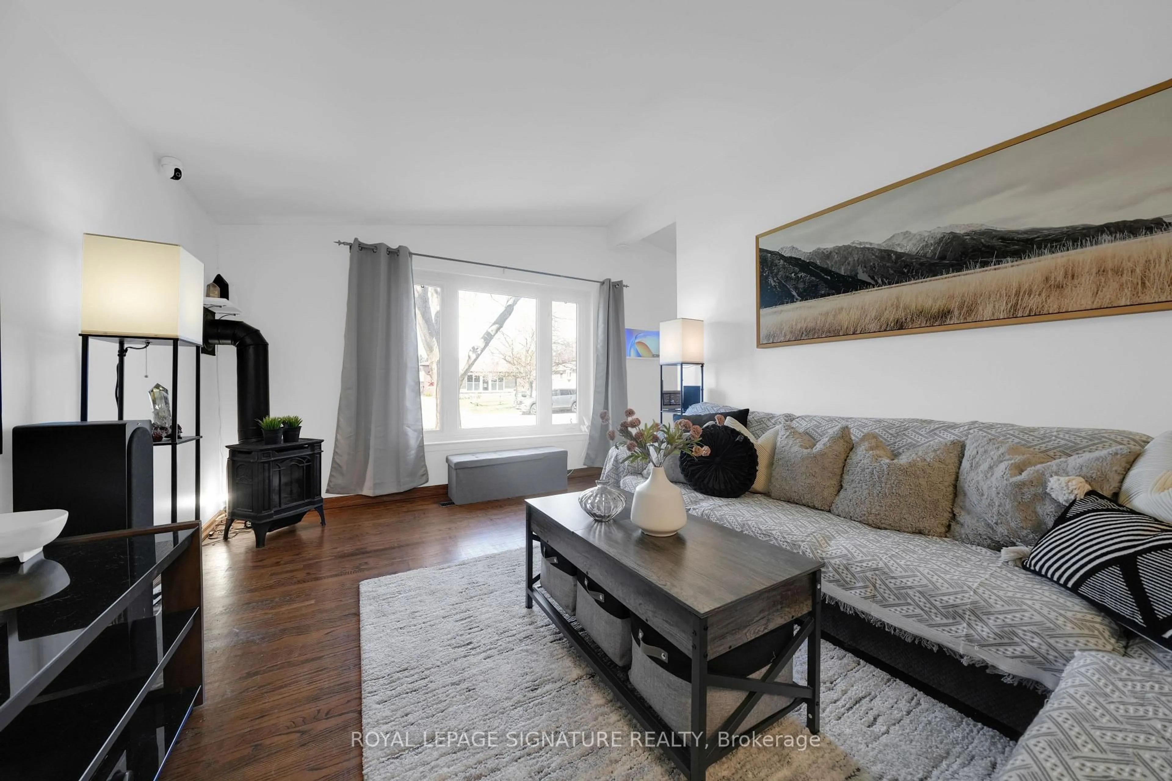 Living room with furniture, wood/laminate floor for 821 Krosno Blvd, Pickering Ontario L1W 1G7