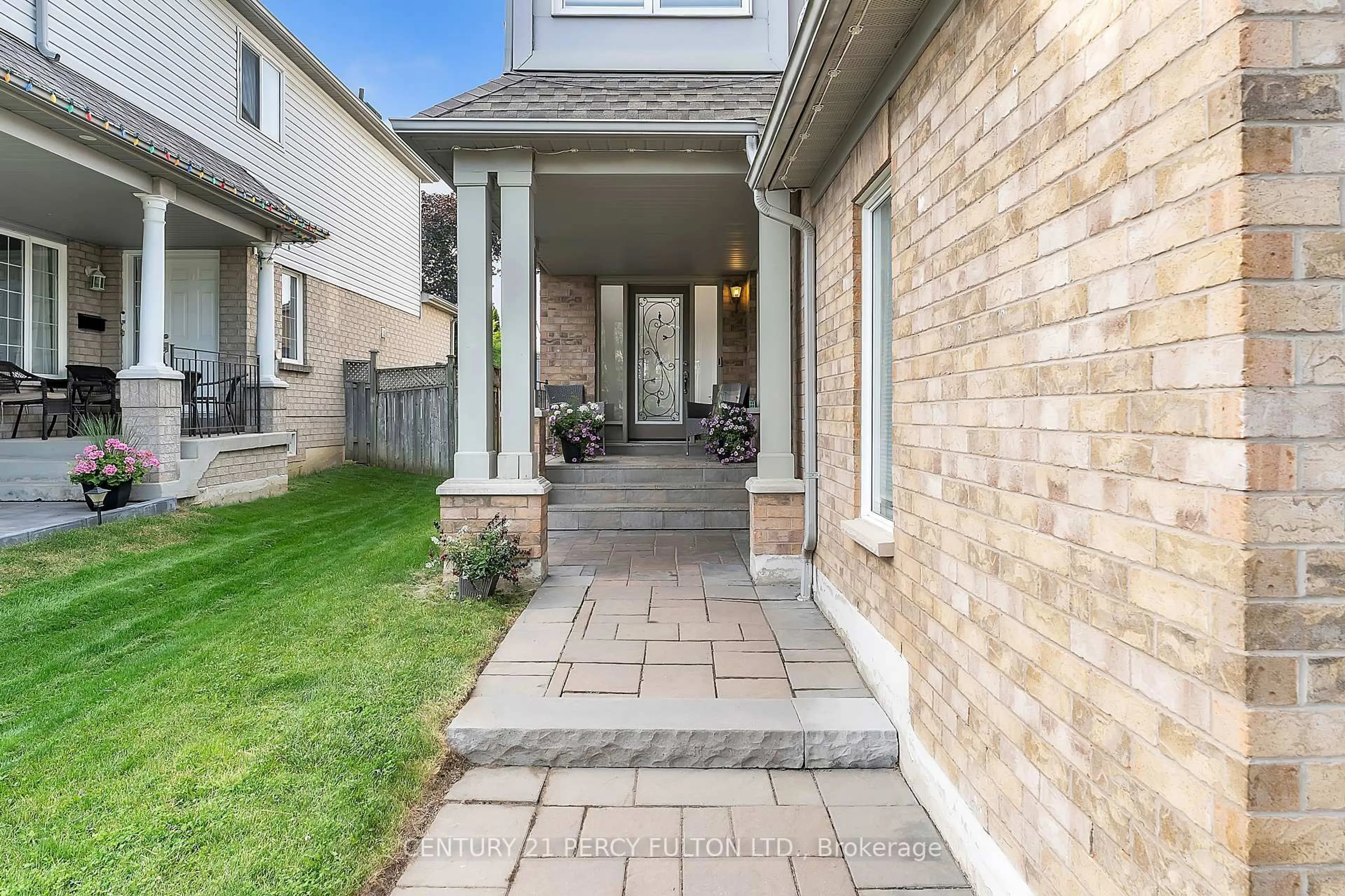 Patio, street for 40 Southwell Ave, Whitby Ontario L1P 1N4