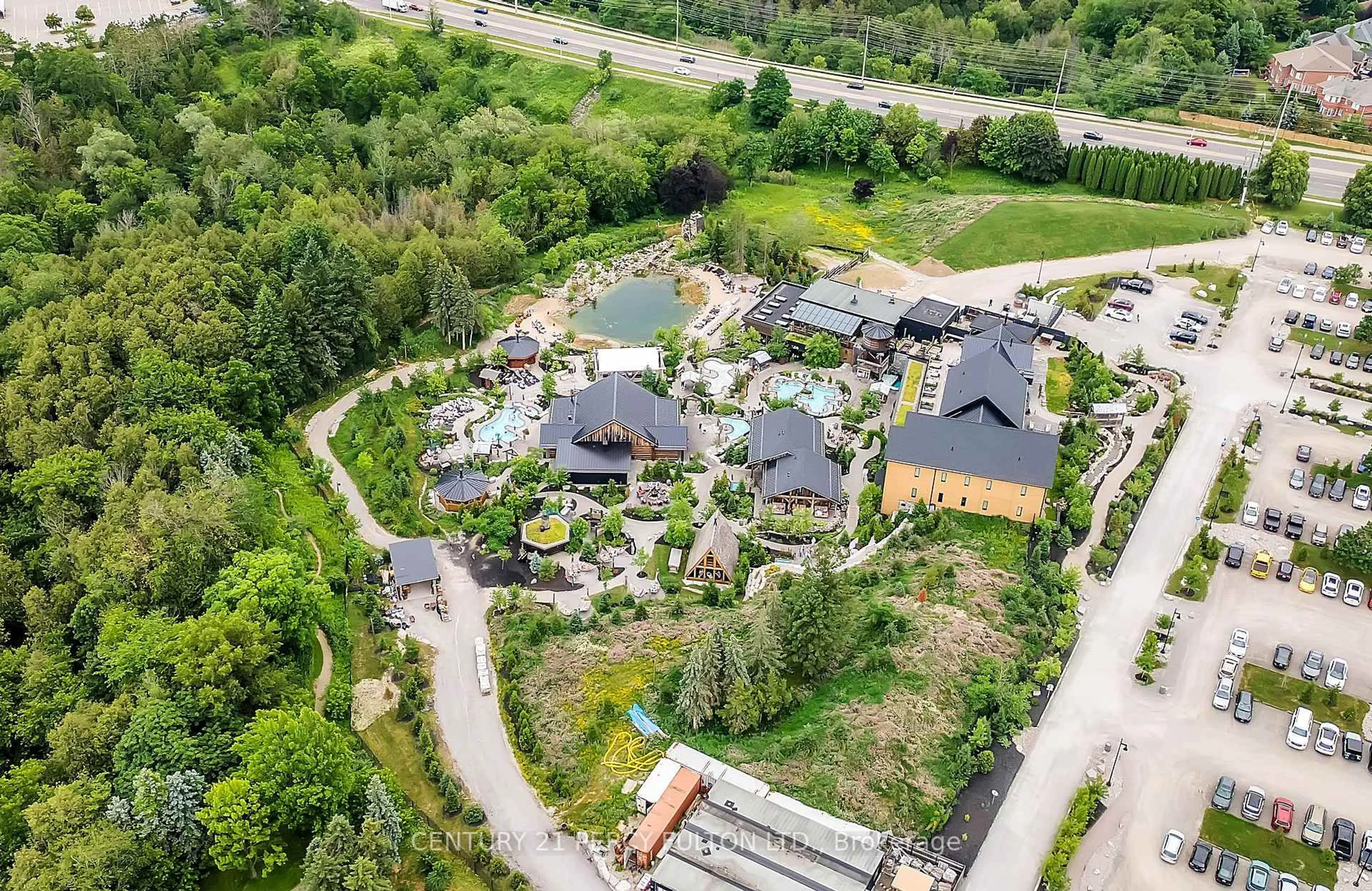A pic from outside/outdoor area/front of a property/back of a property/a pic from drone, mountain view for 40 Southwell Ave, Whitby Ontario L1P 1N4