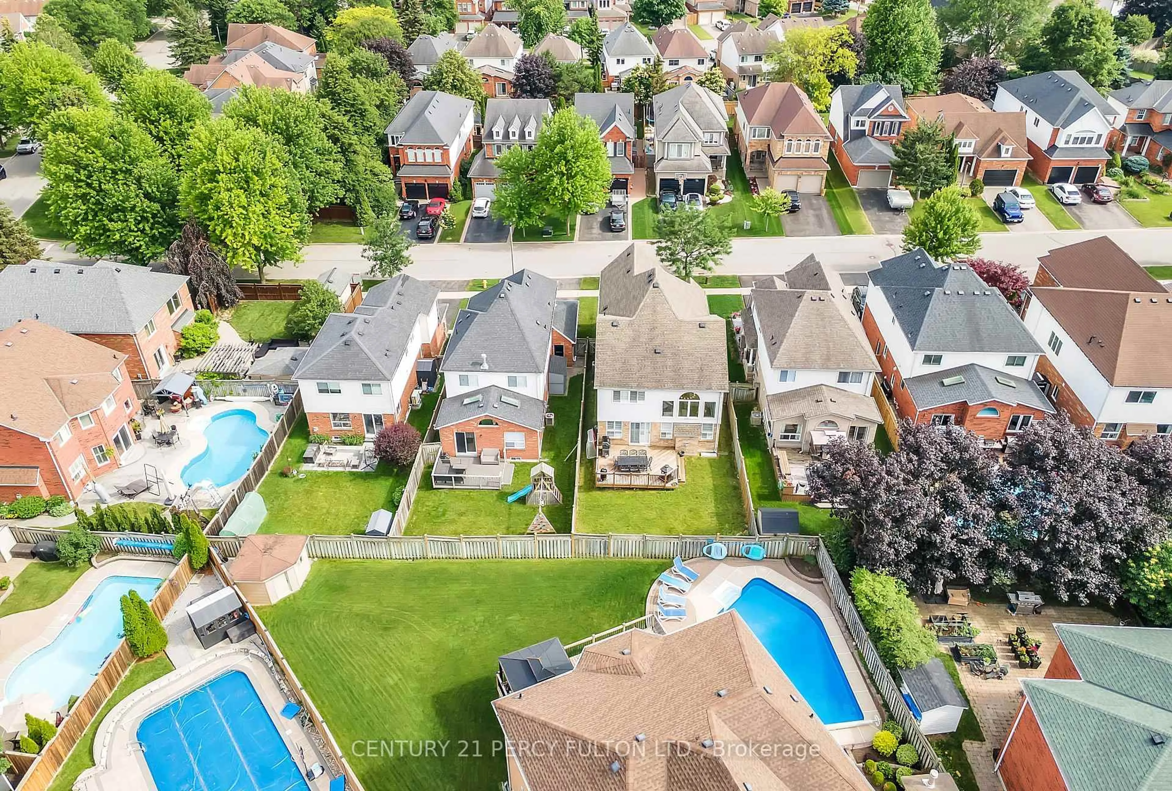 A pic from outside/outdoor area/front of a property/back of a property/a pic from drone, street for 40 Southwell Ave, Whitby Ontario L1P 1N4
