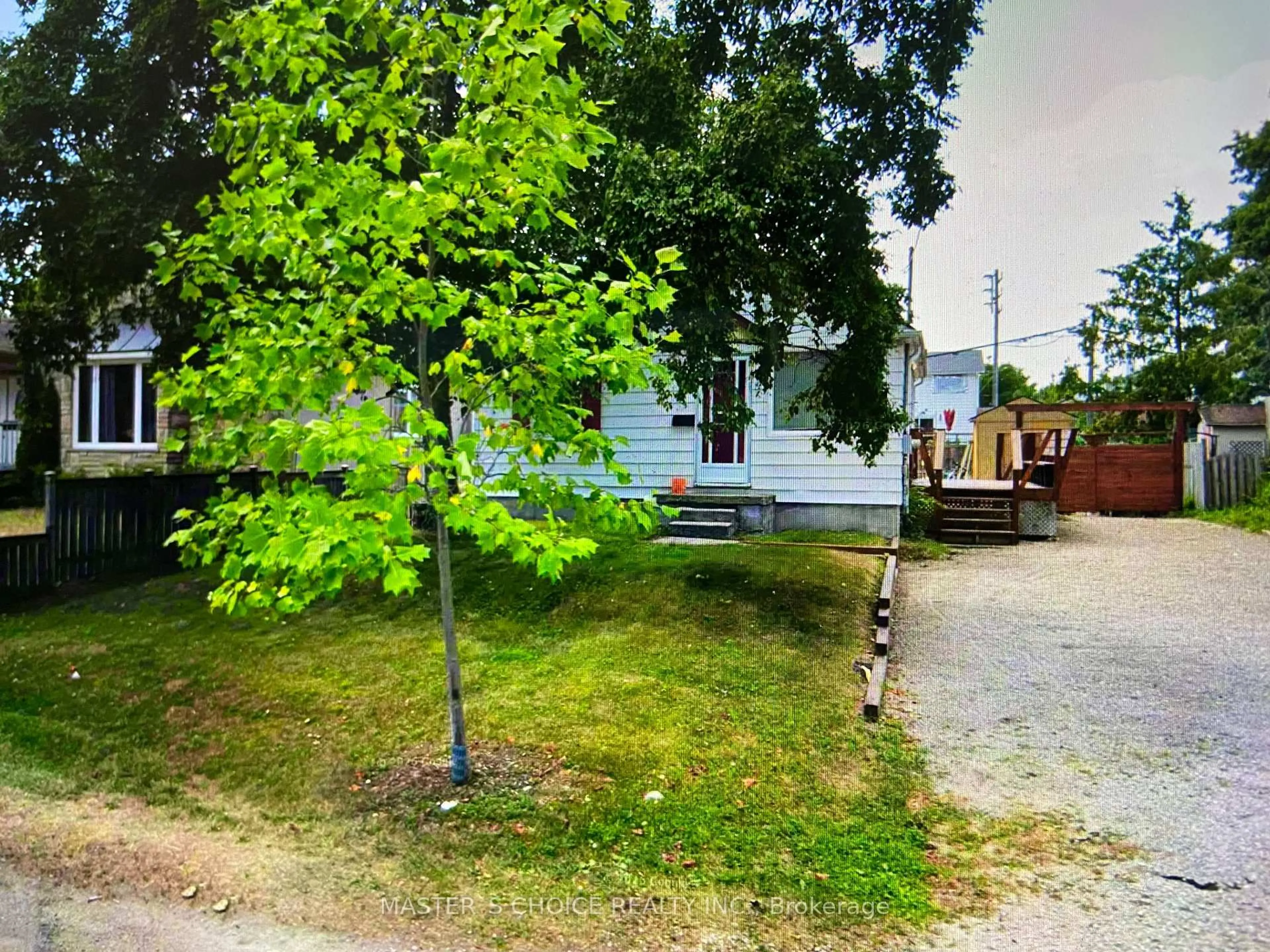A pic from outside/outdoor area/front of a property/back of a property/a pic from drone, street for 32 Amiens Rd, Toronto Ontario M1E 3S6