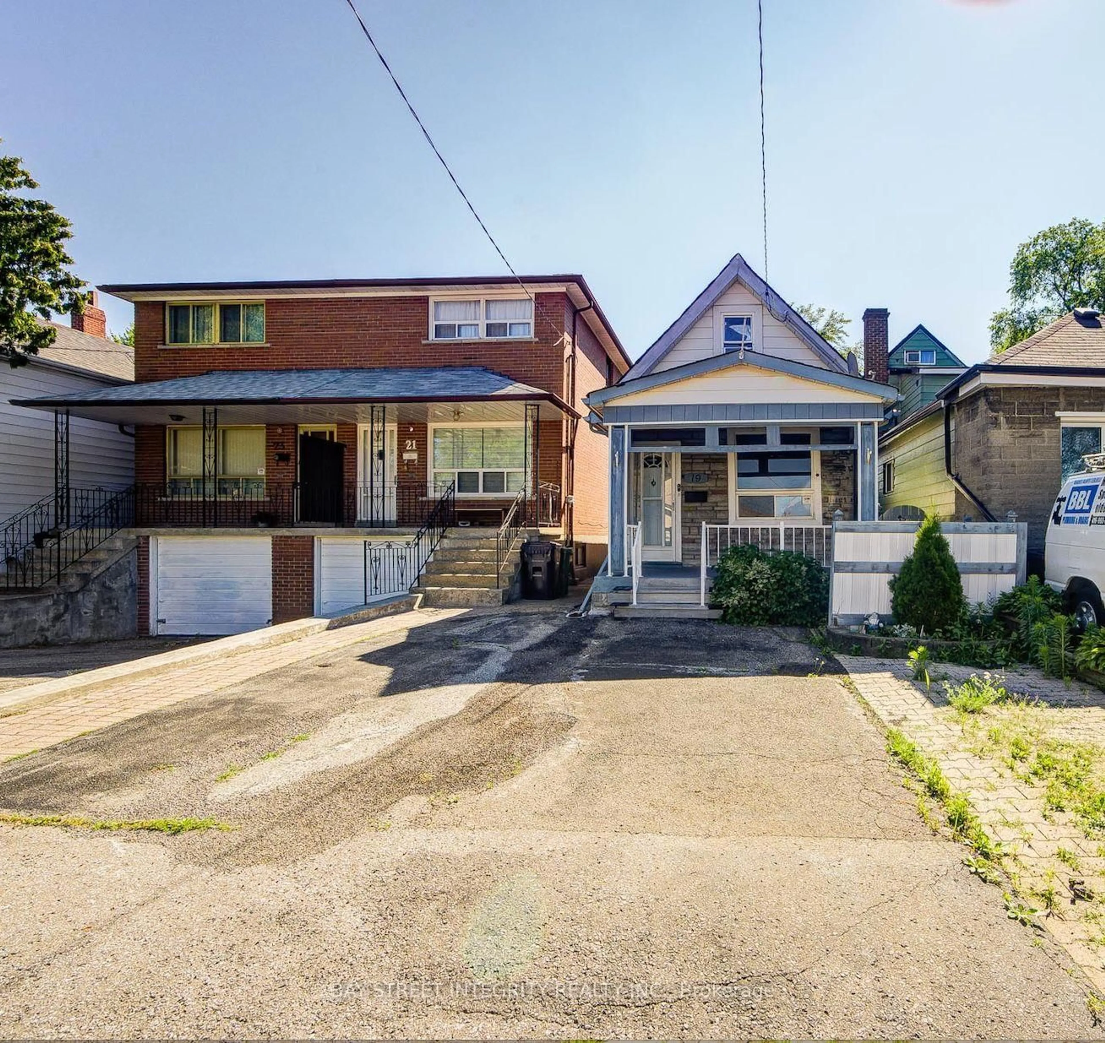 A pic from outside/outdoor area/front of a property/back of a property/a pic from drone, street for 19 Robinson Ave, Toronto Ontario M1L 3S8
