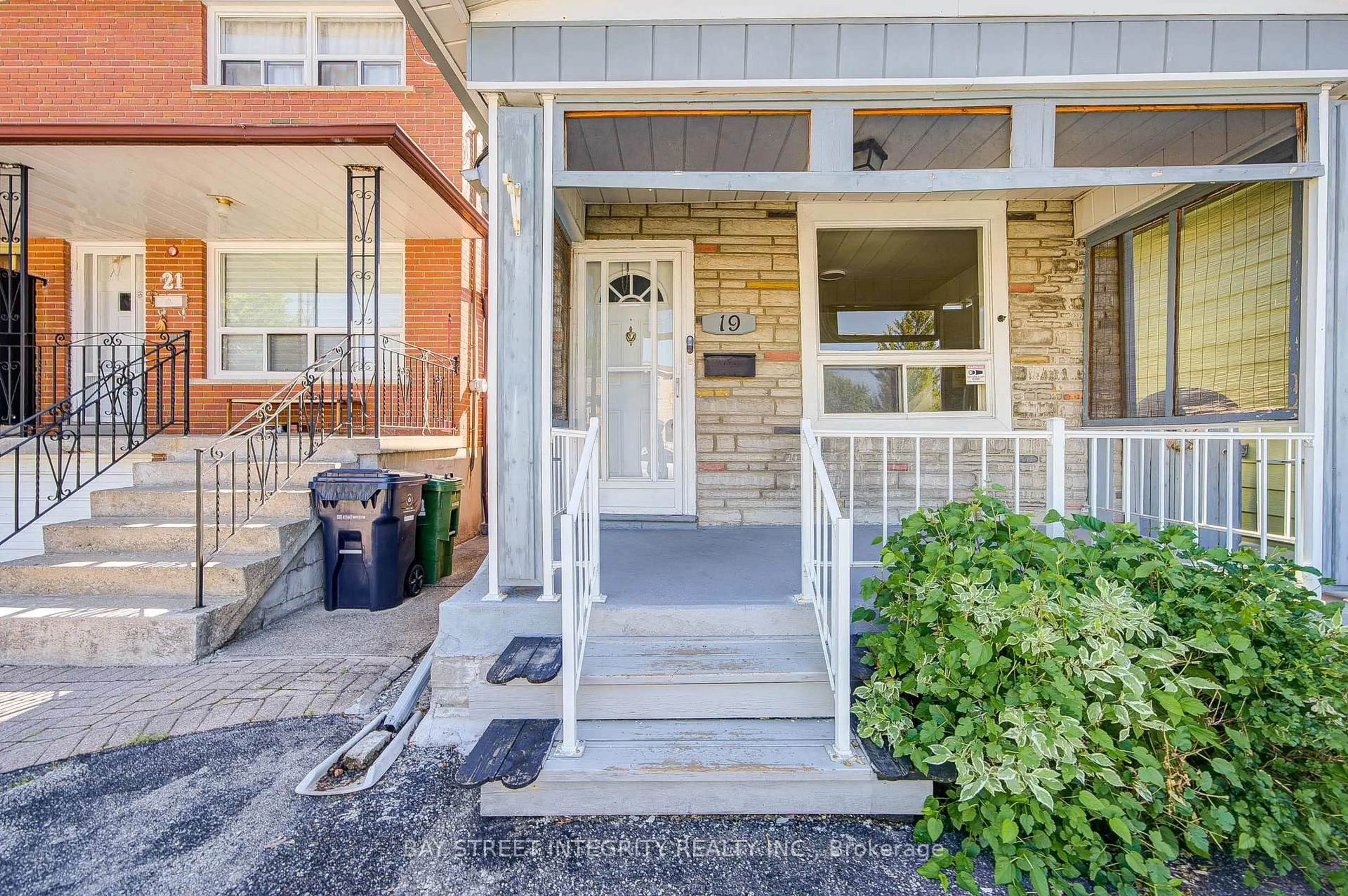 Indoor entryway for 19 Robinson Ave, Toronto Ontario M1L 3S8