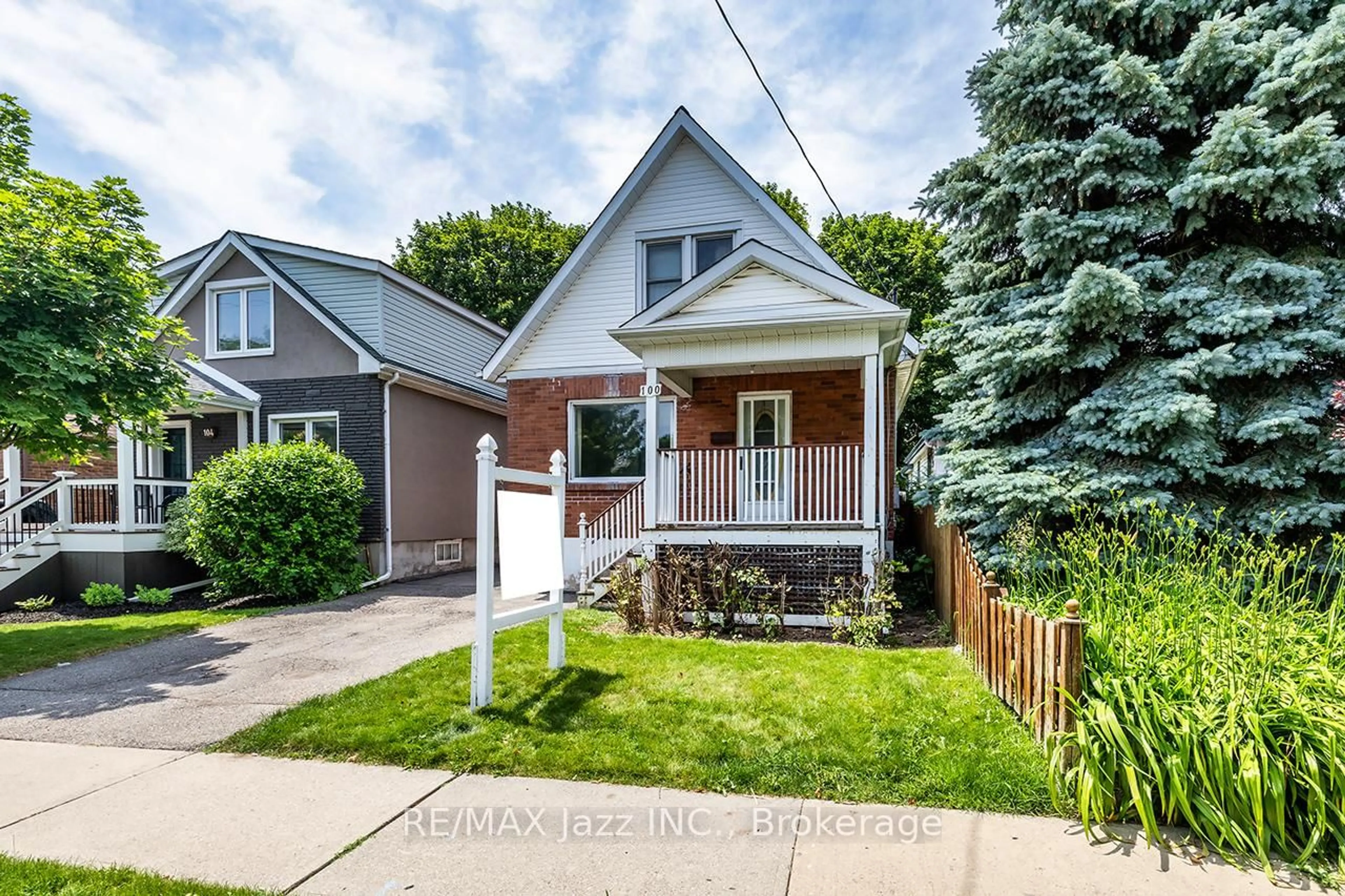 Home with brick exterior material, street for 100 Montrave Ave, Oshawa Ontario L1J 4R7