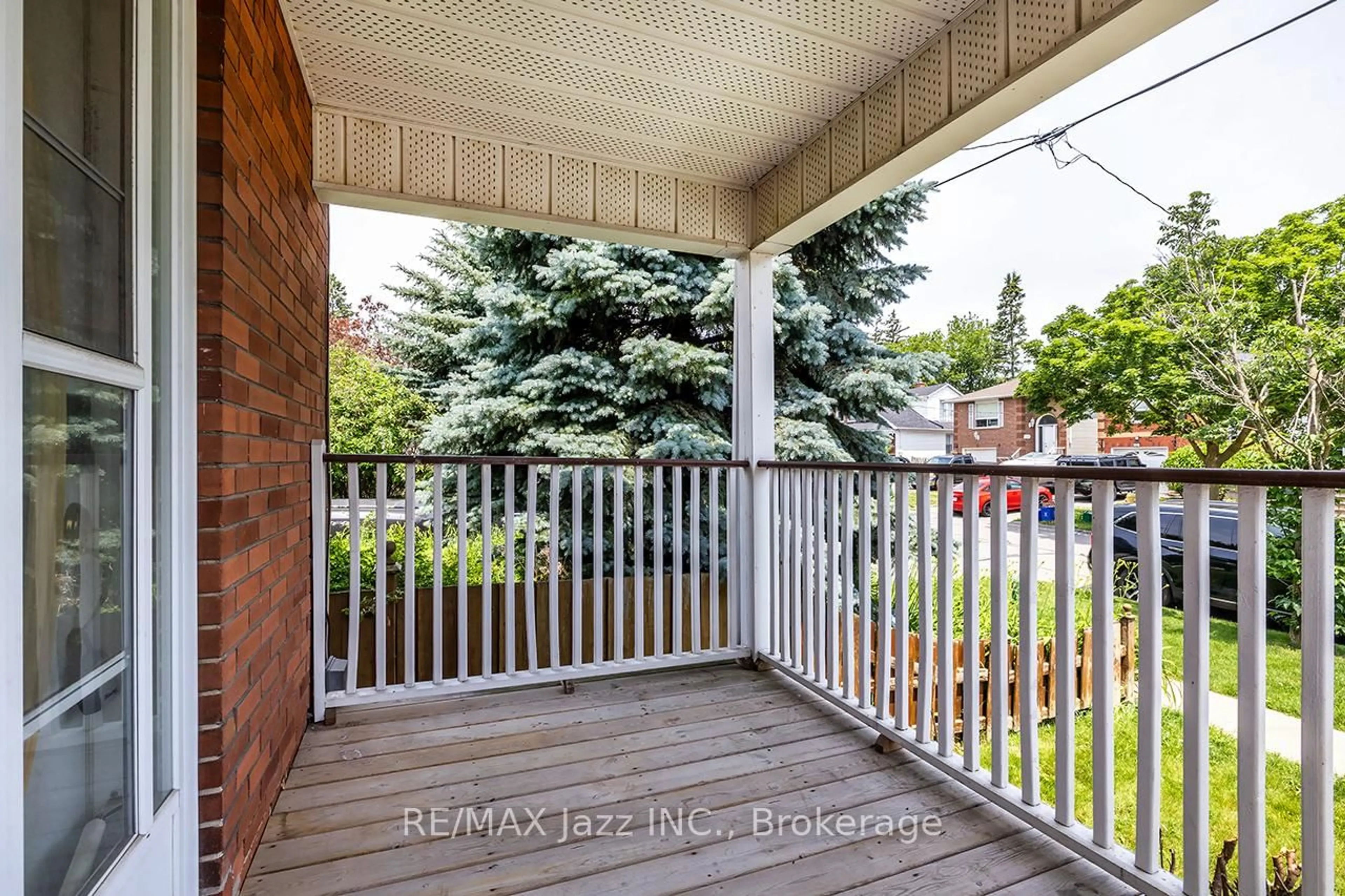 Patio, street for 100 Montrave Ave, Oshawa Ontario L1J 4R7
