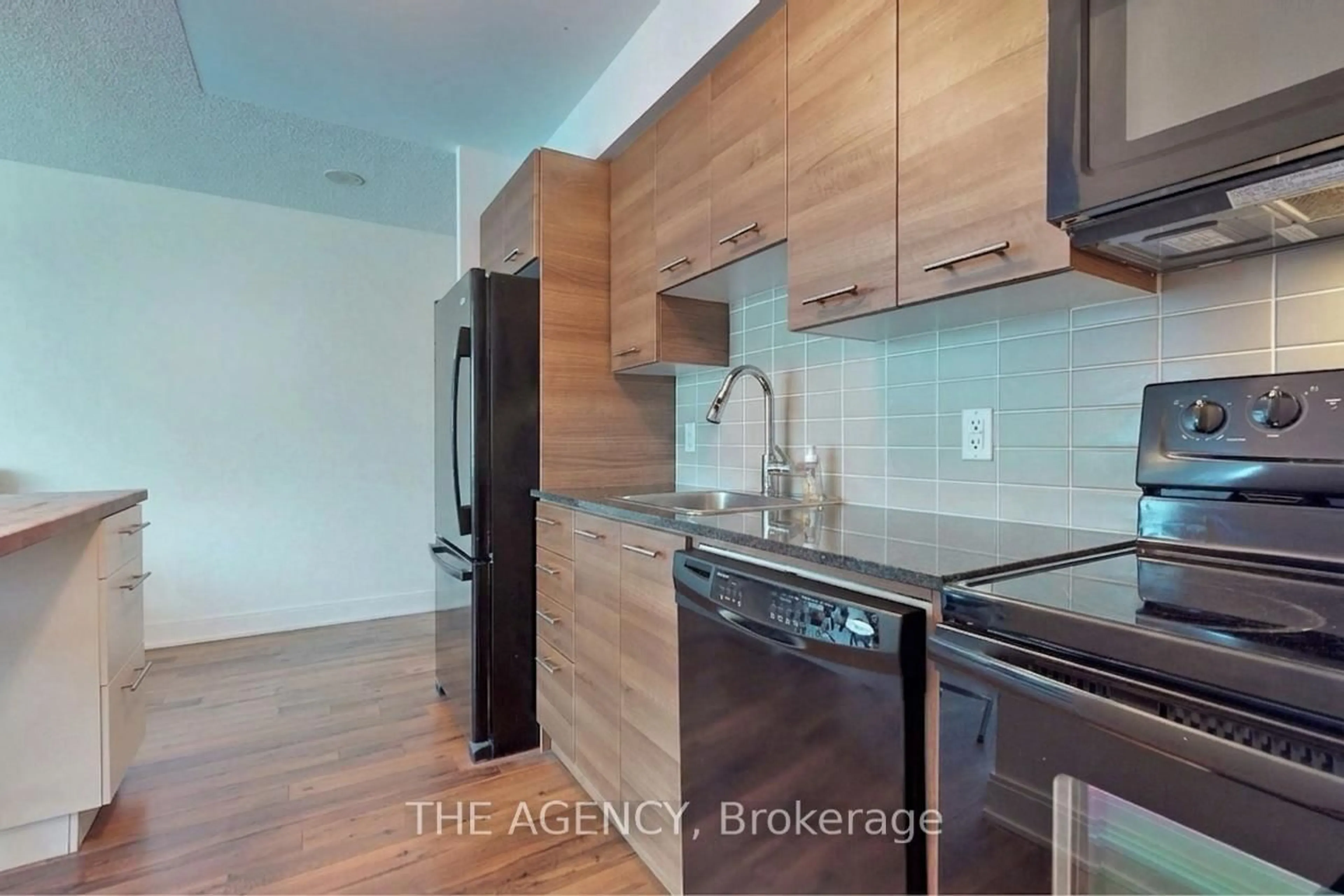 Standard kitchen, wood/laminate floor for 135 Village Green Sq #1015, Toronto Ontario M1S 0G4