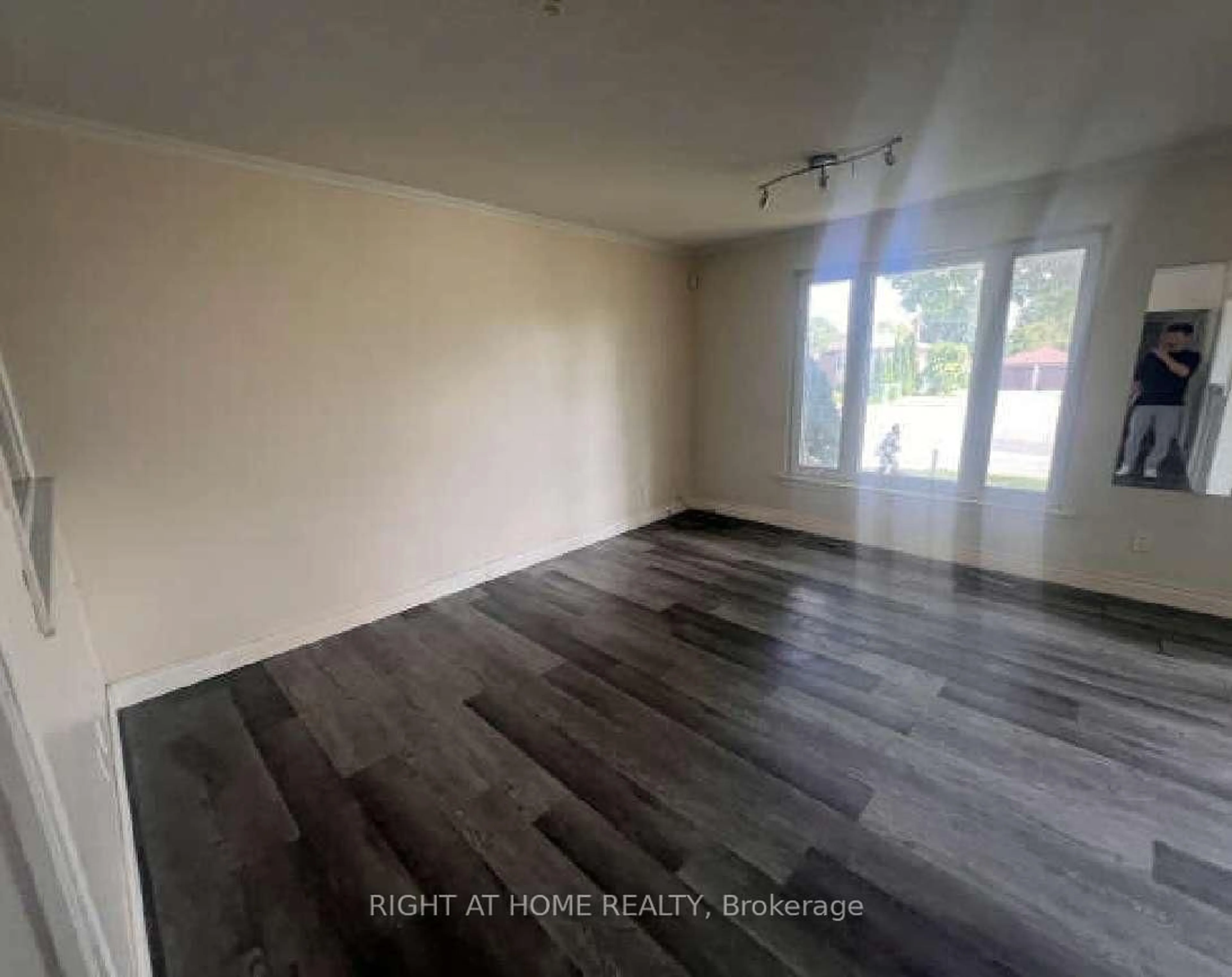 A pic of a room for 32 Brimorton Dr, Toronto Ontario M1P 3Y9