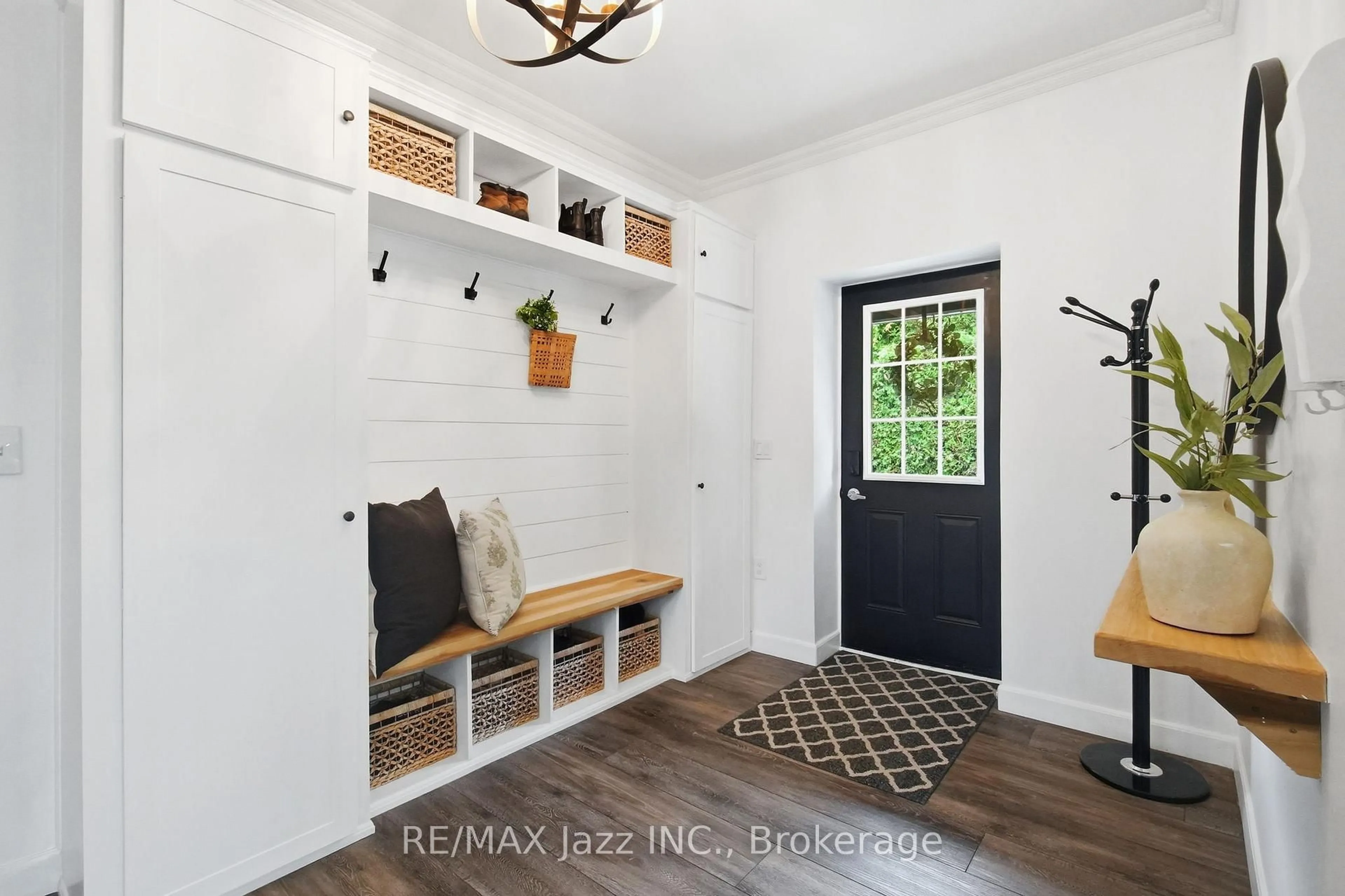 Indoor entryway for 7729 Old Scugog Rd, Clarington Ontario L0B 1J0