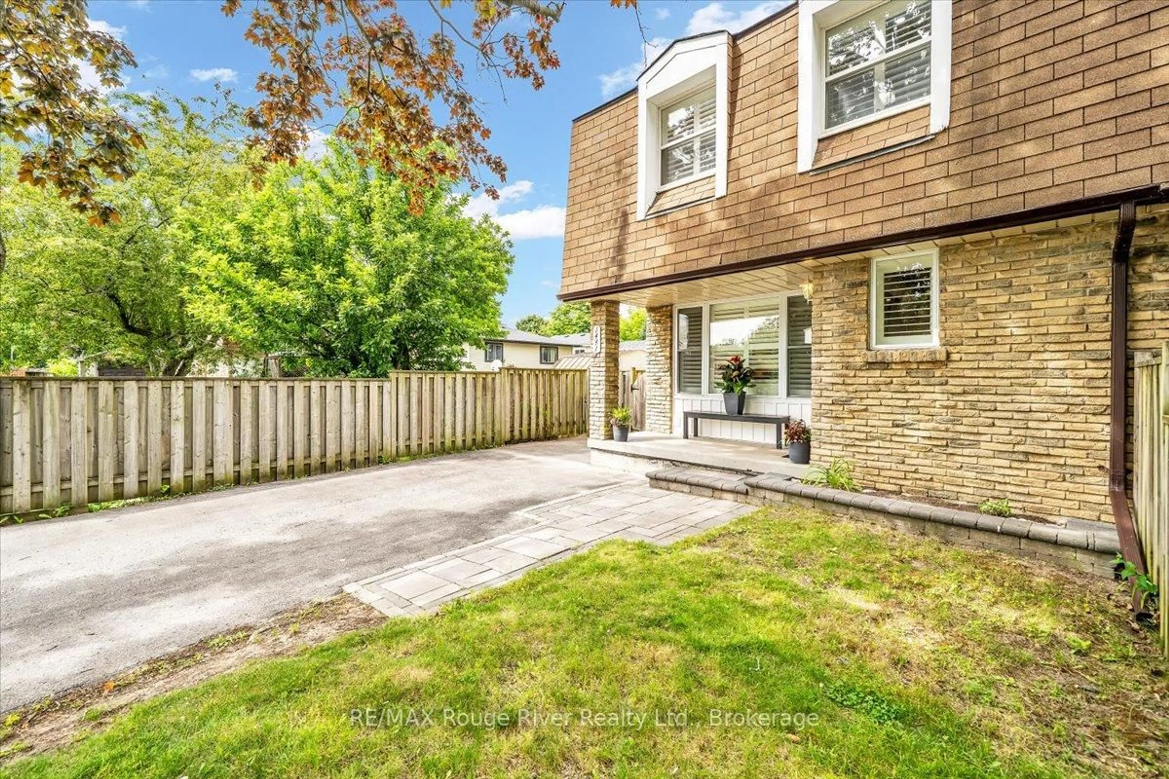 Patio, street for 1441 Wecker Dr, Oshawa Ontario L1J 6N1