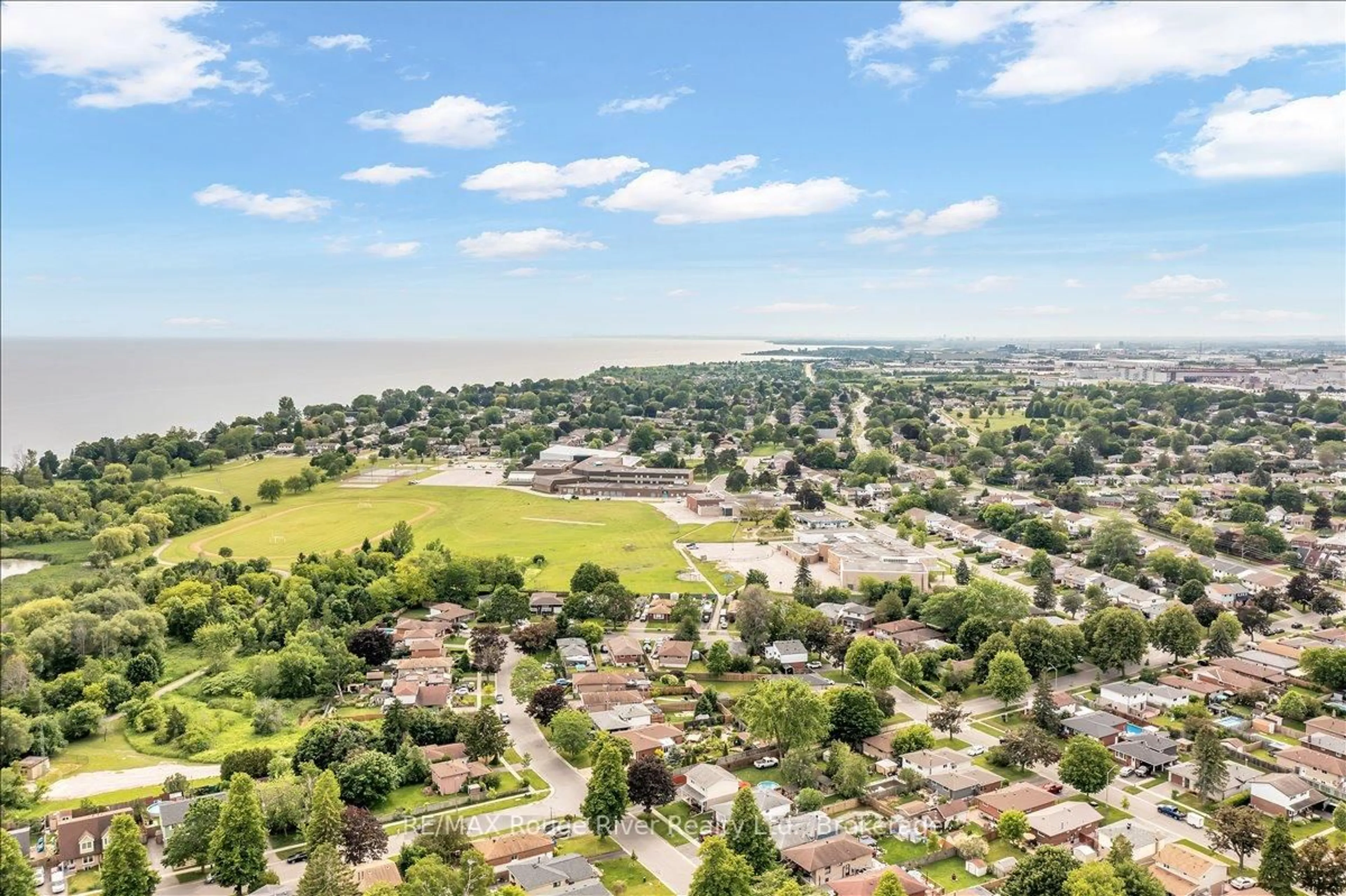 A pic from outside/outdoor area/front of a property/back of a property/a pic from drone, mountain view for 1441 Wecker Dr, Oshawa Ontario L1J 6N1