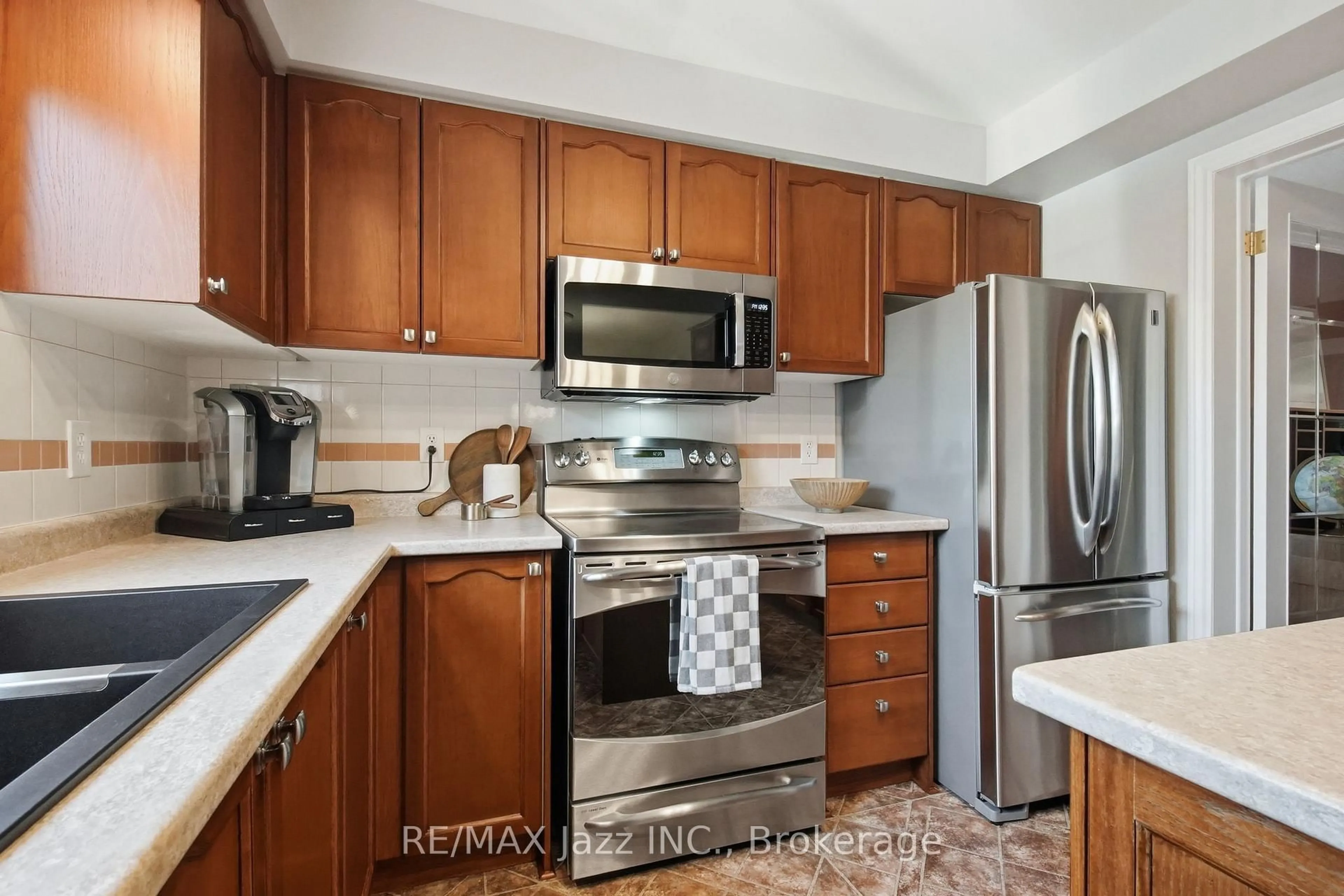 Standard kitchen, unknown for 6 Aldcroft Cres, Clarington Ontario L1C 4P2