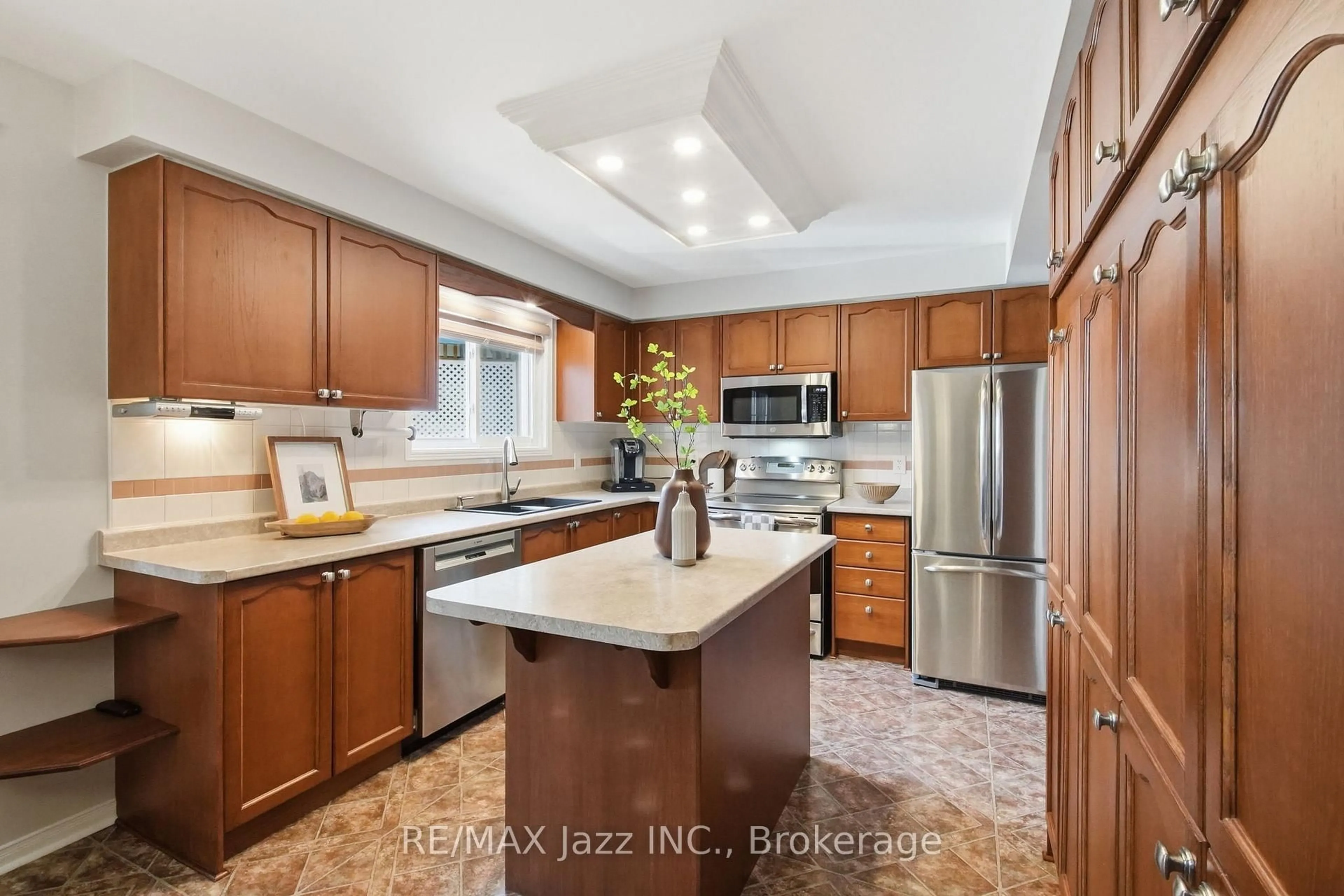 Open concept kitchen, ceramic/tile floor for 6 Aldcroft Cres, Clarington Ontario L1C 4P2