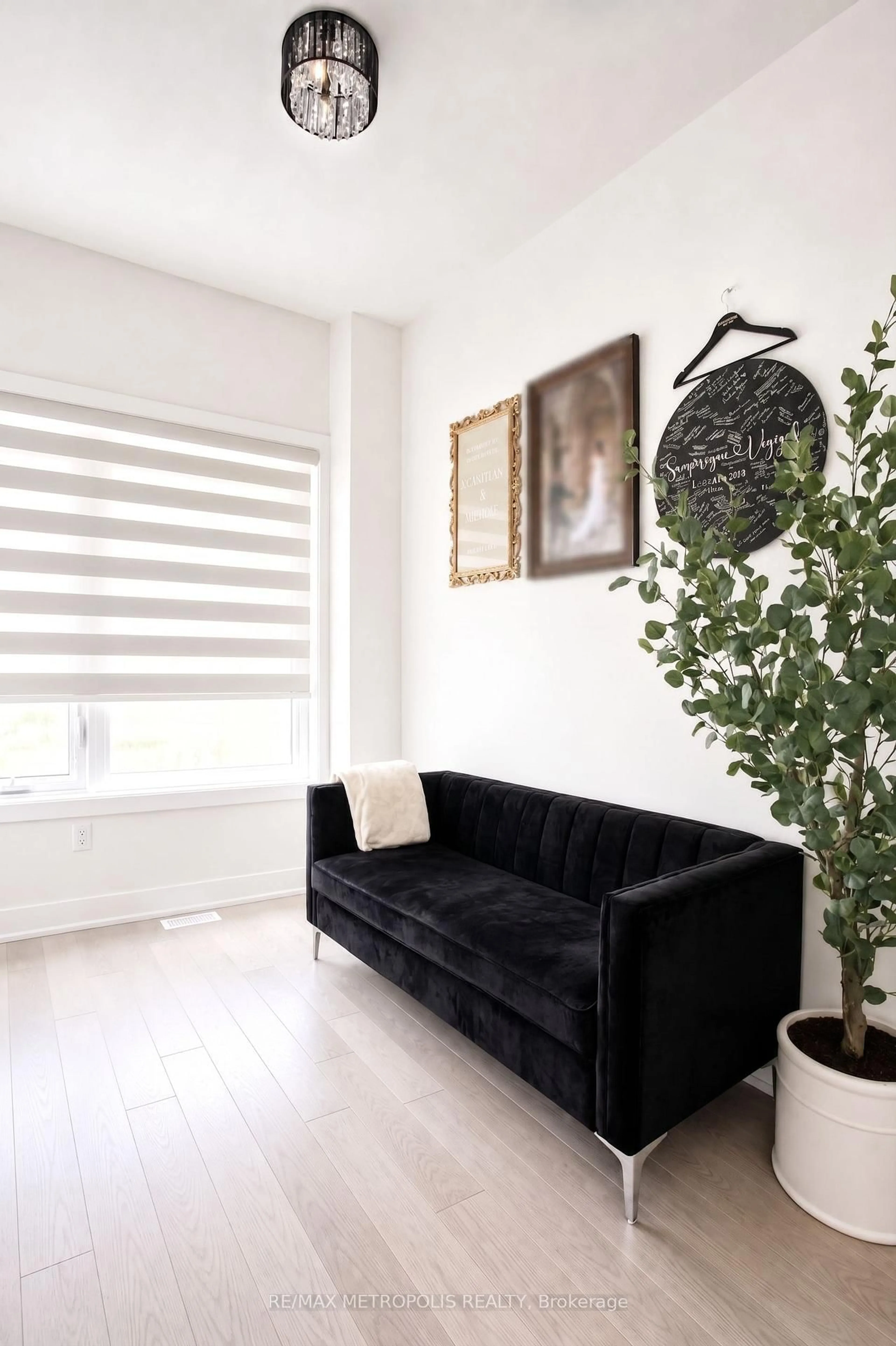 Living room with furniture, unknown for 3100 Willowridge Path, Pickering Ontario L1X 0N5