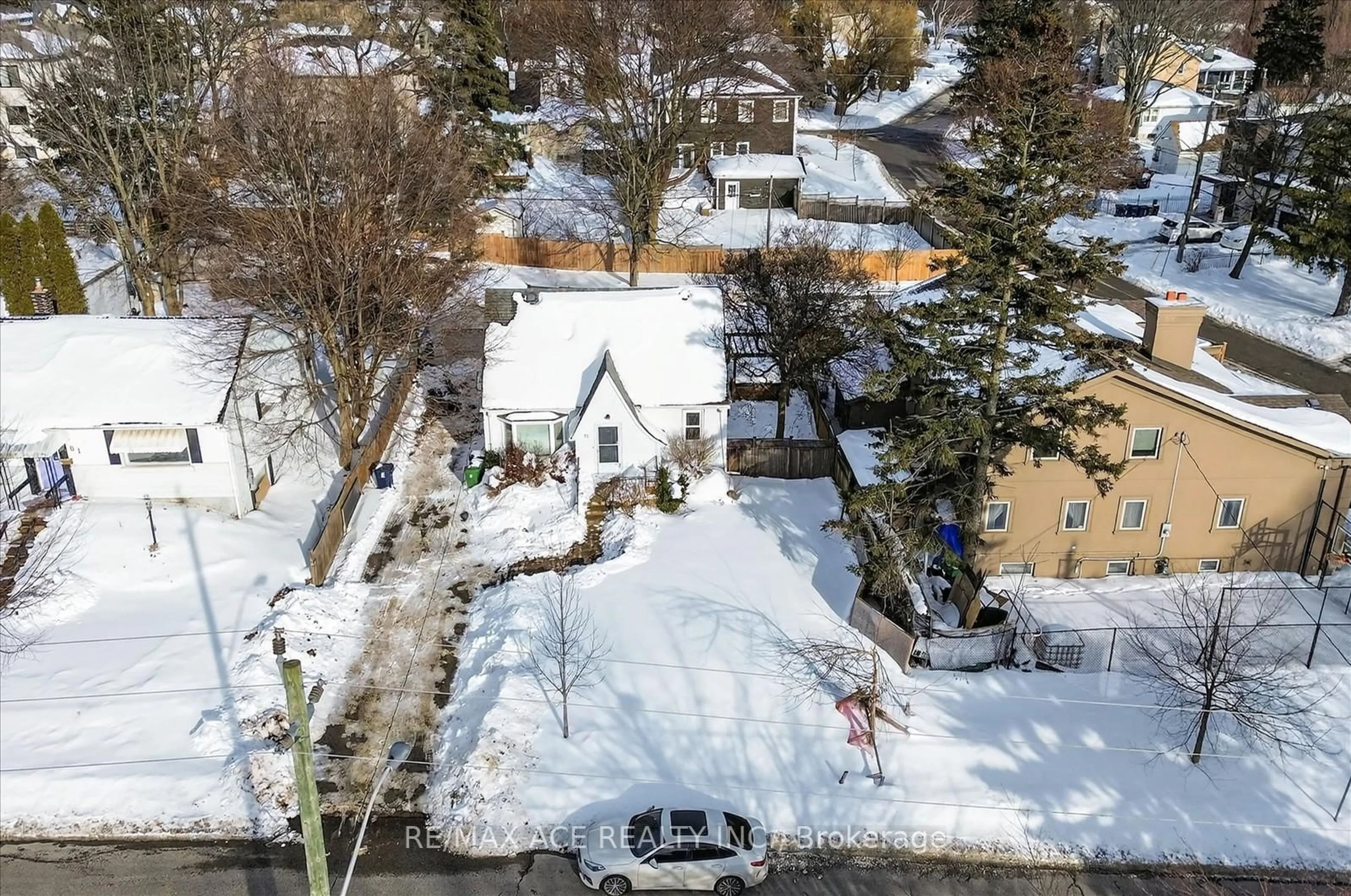 A pic from outside/outdoor area/front of a property/back of a property/a pic from drone, street for 81 Brooklawn Ave, Toronto Ontario M1M 2P7
