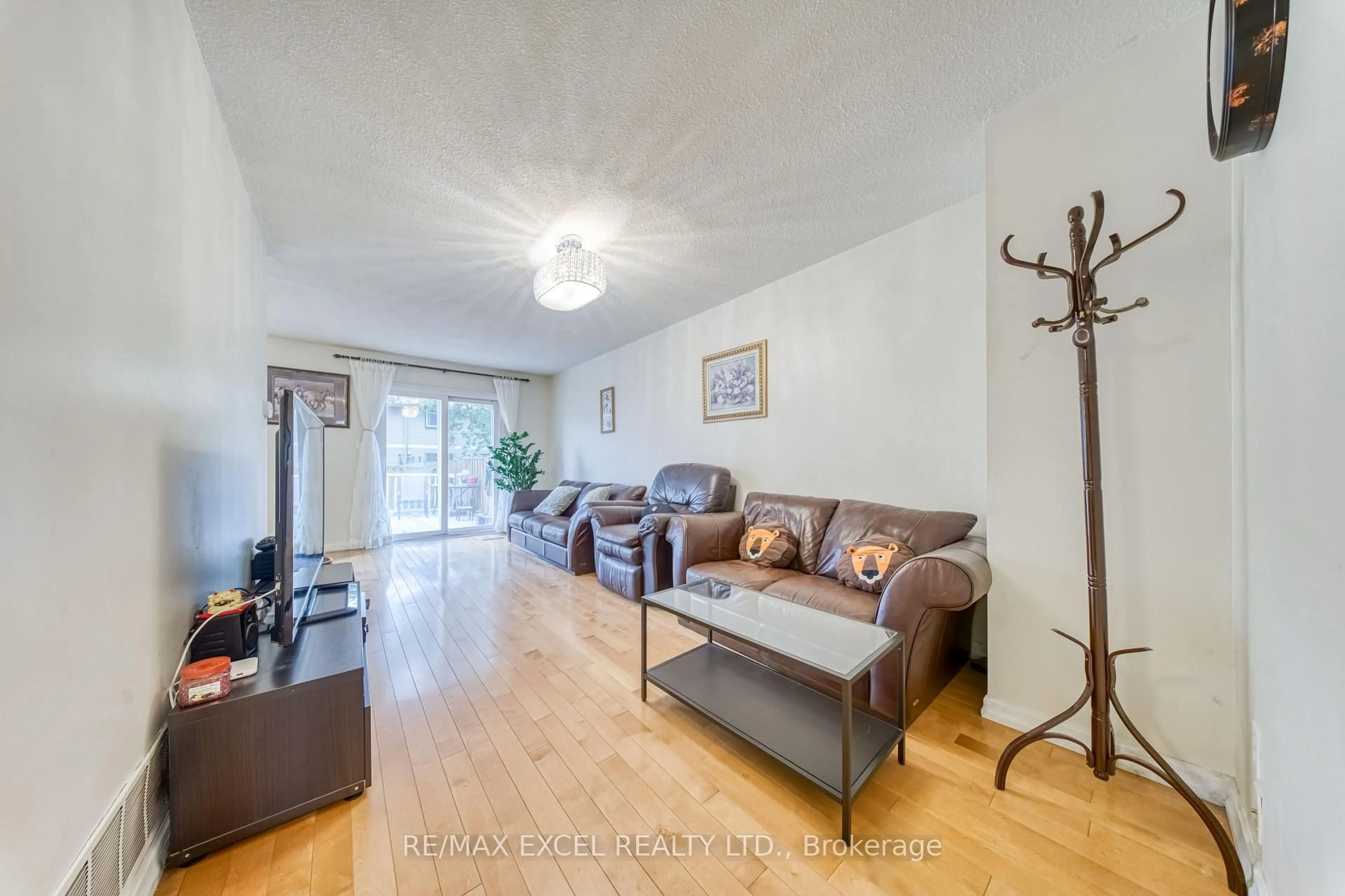 Living room with furniture, wood/laminate floor for 17 Sadlee Cove Cres, Toronto Ontario M1V 1Y3