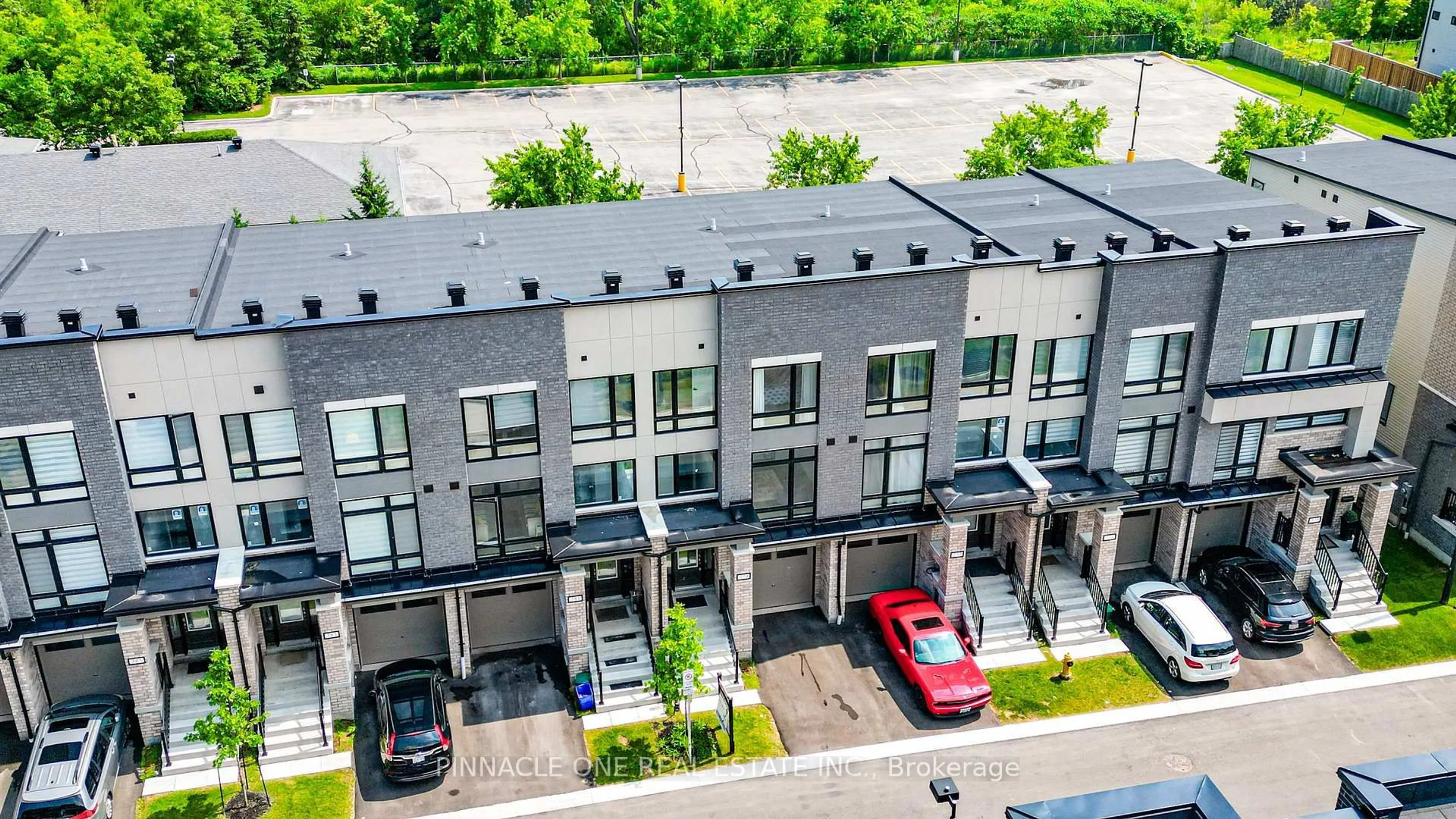 A pic from outside/outdoor area/front of a property/back of a property/a pic from drone, street for 779 Heathrow Path, Oshawa Ontario L1K 3G4