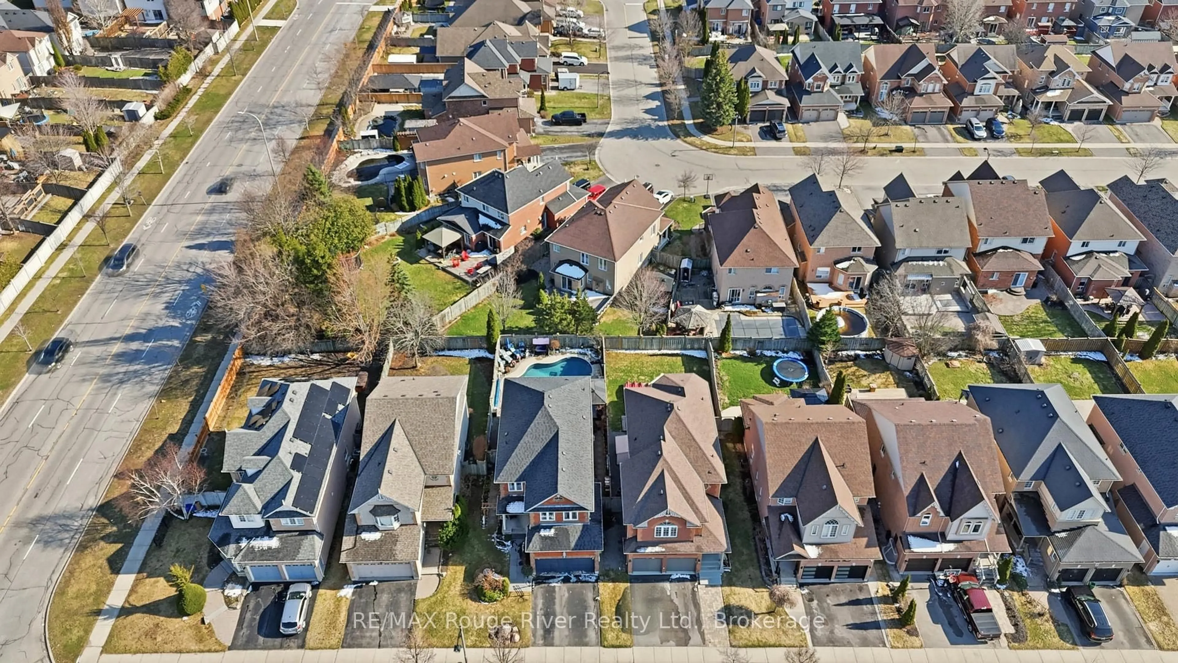 A pic from outside/outdoor area/front of a property/back of a property/a pic from drone, street for 5 Iberville Rd, Whitby Ontario L1M 1H5