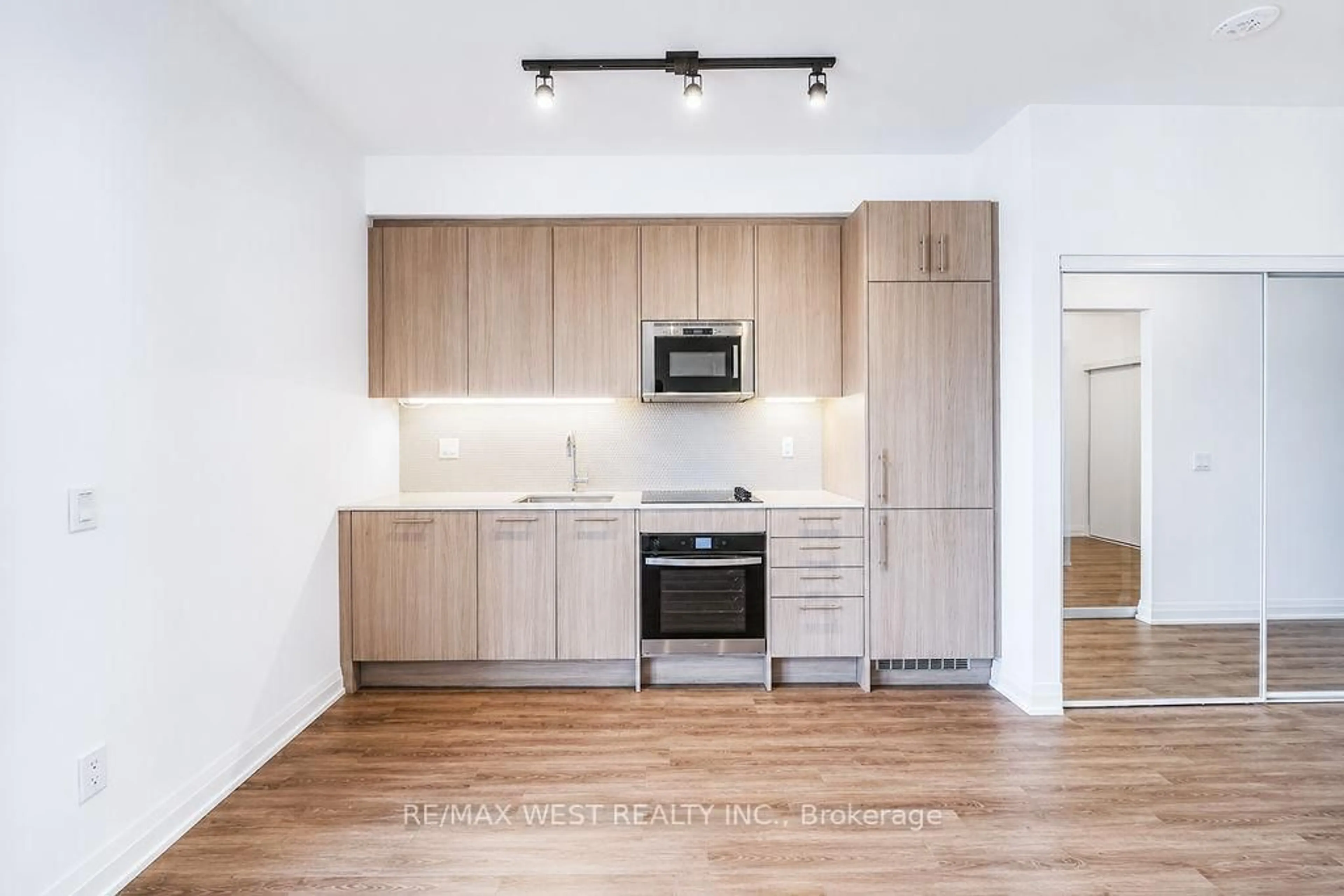 Standard kitchen, wood/laminate floor for 286 Main St #215, Toronto Ontario M4C 4X5