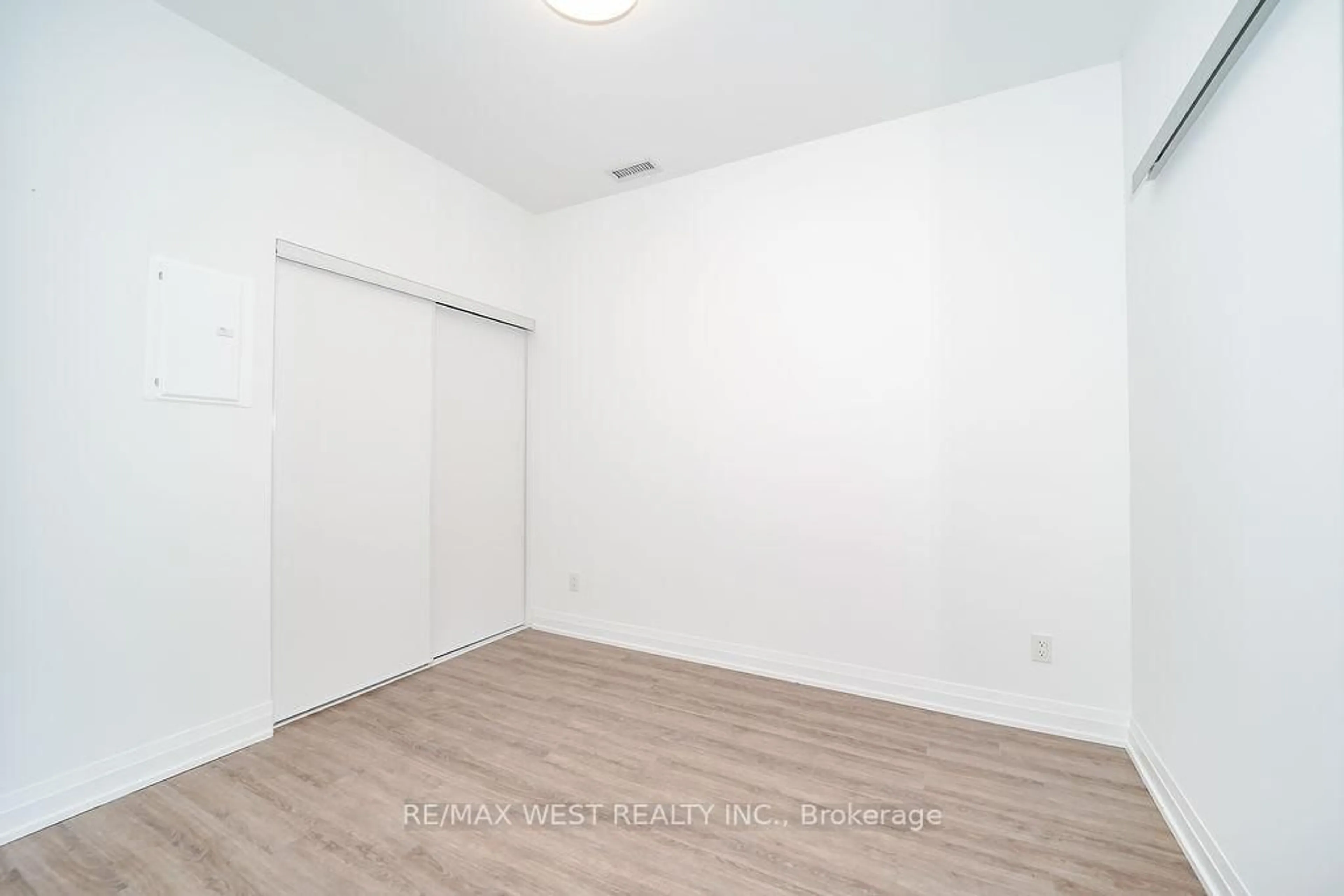 A pic of a room for 286 Main St #215, Toronto Ontario M4C 4X5