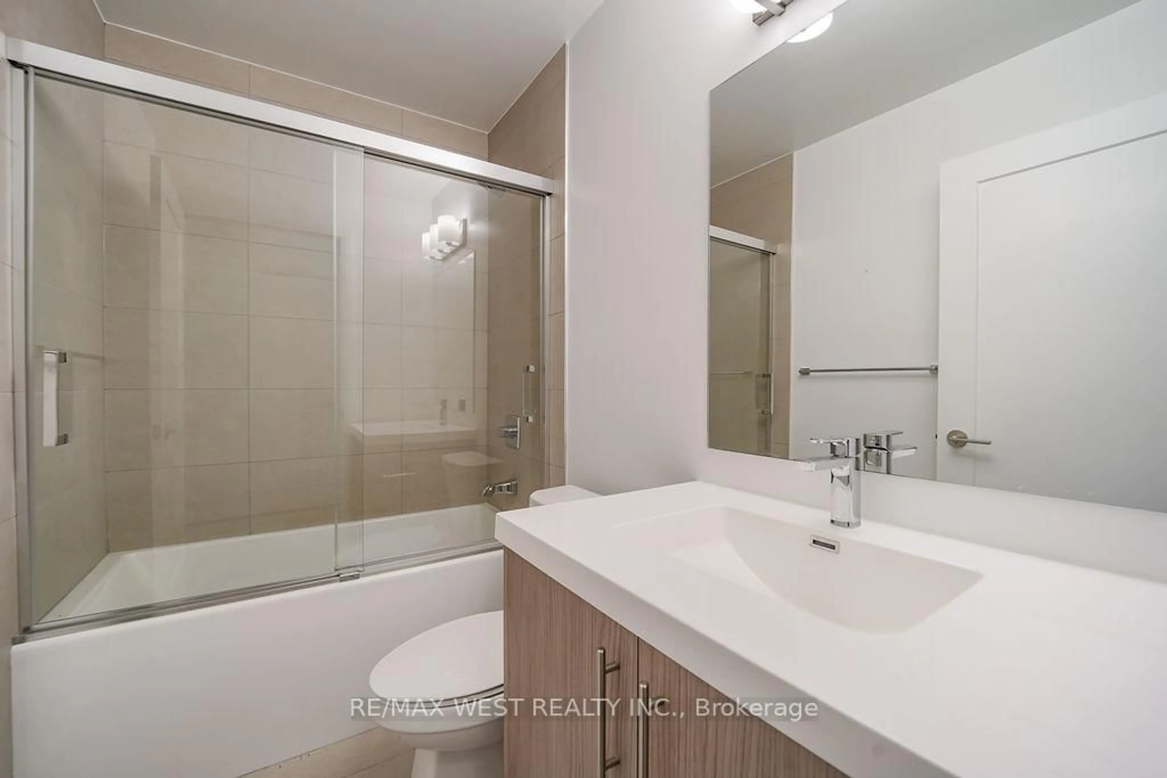 Standard bathroom, ceramic/tile floor for 286 Main St #215, Toronto Ontario M4C 4X5