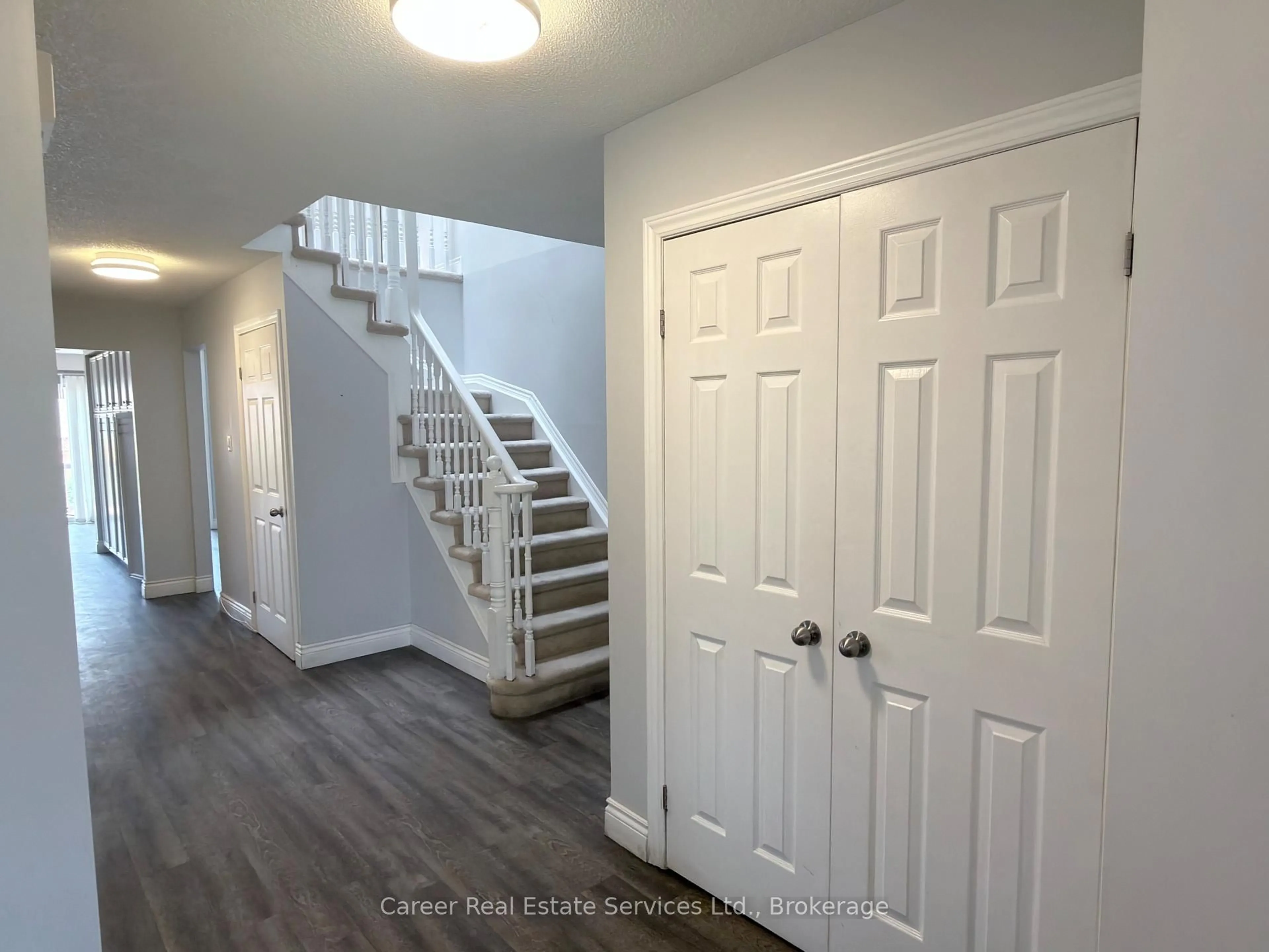 Indoor entryway for 560 Steeple Hill, Pickering Ontario L1V 5Z3