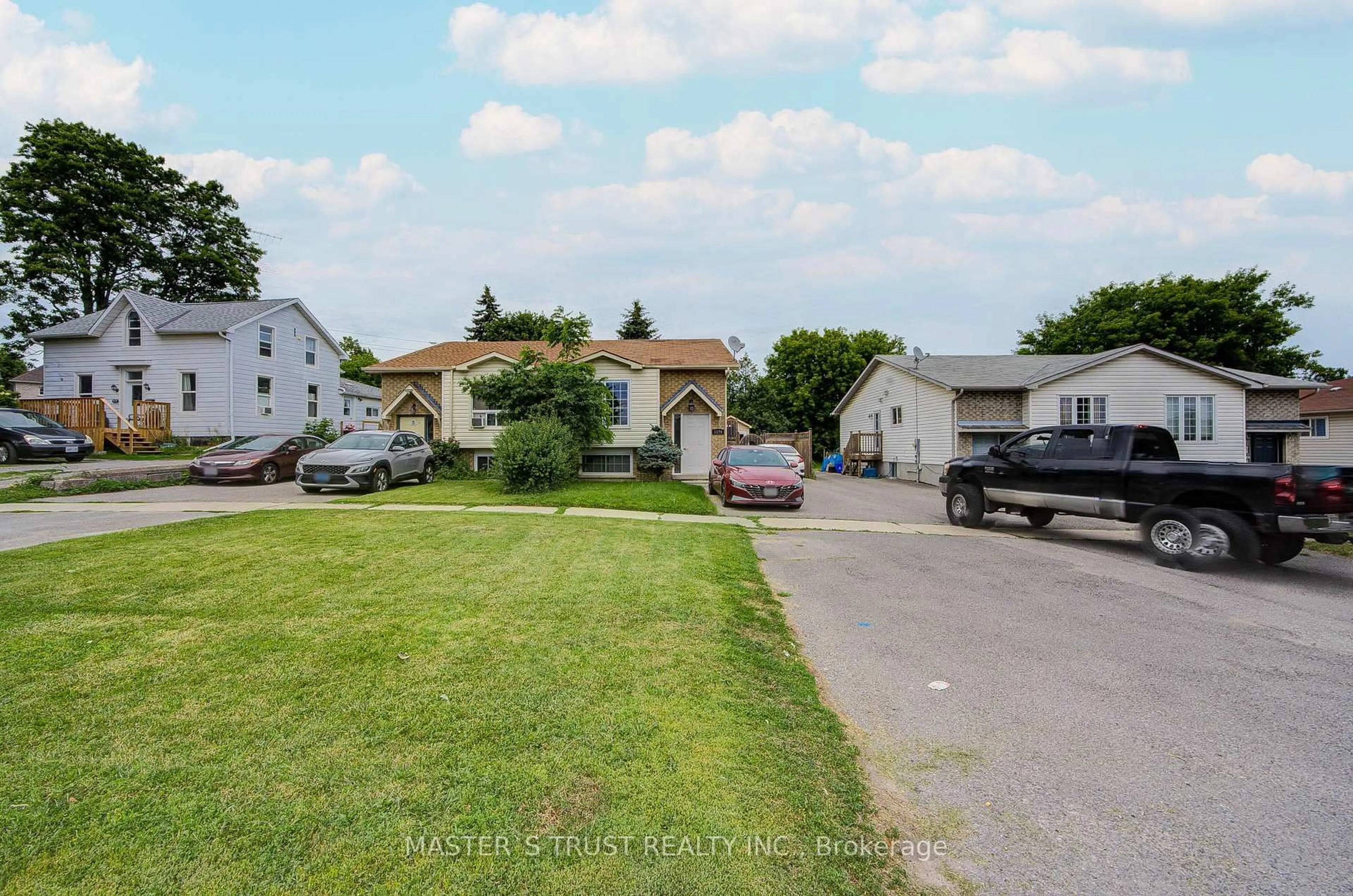 A pic from outside/outdoor area/front of a property/back of a property/a pic from drone, street for 1179 Simcoe St, Oshawa Ontario L1H 4M1