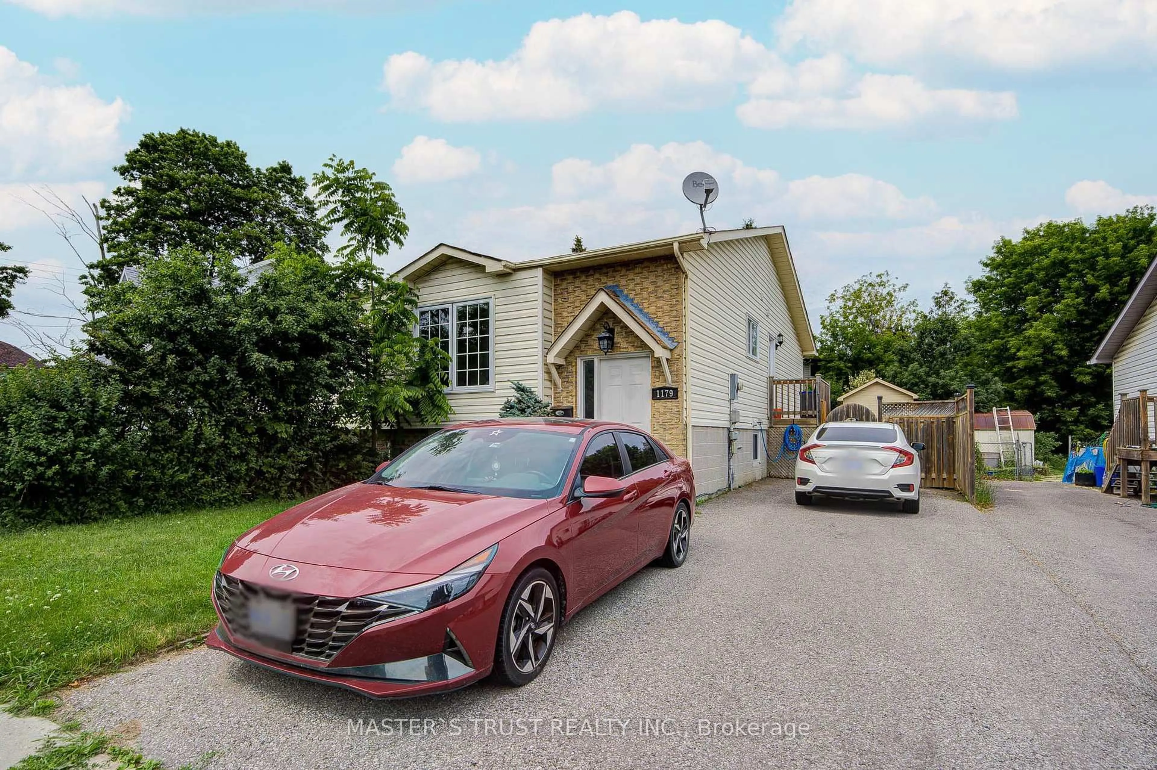 A pic from outside/outdoor area/front of a property/back of a property/a pic from drone, street for 1179 Simcoe St, Oshawa Ontario L1H 4M1