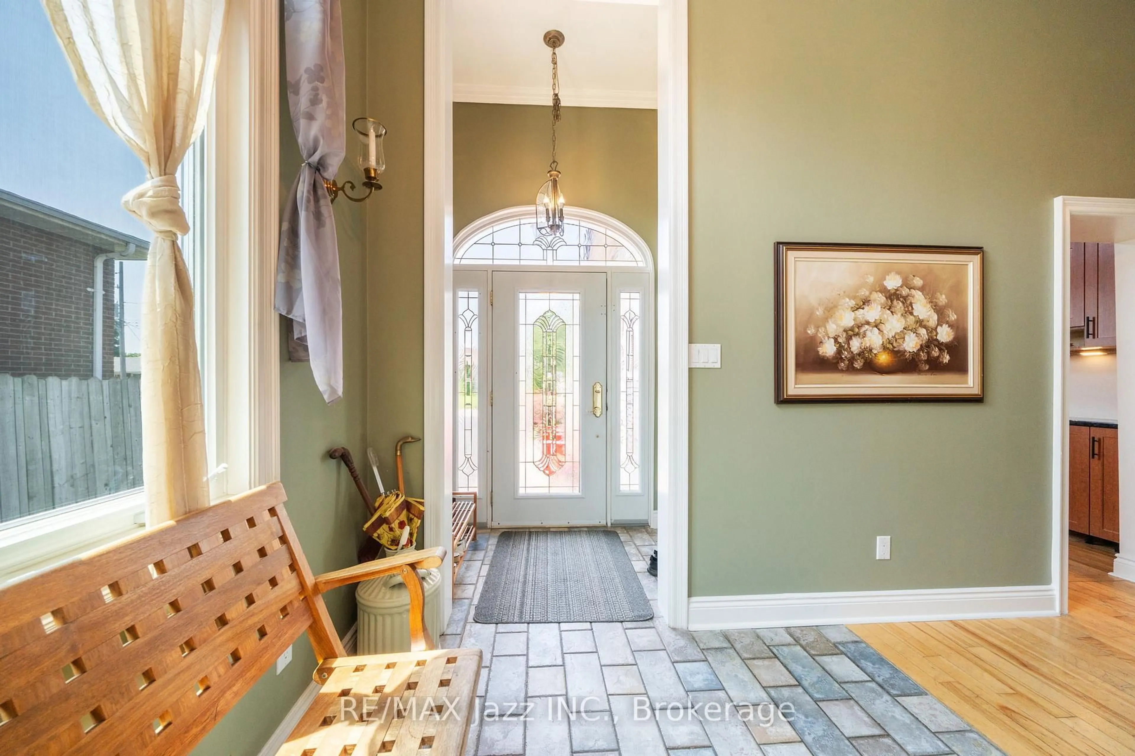 Indoor entryway for 917 Byron St, Whitby Ontario L1N 4P2